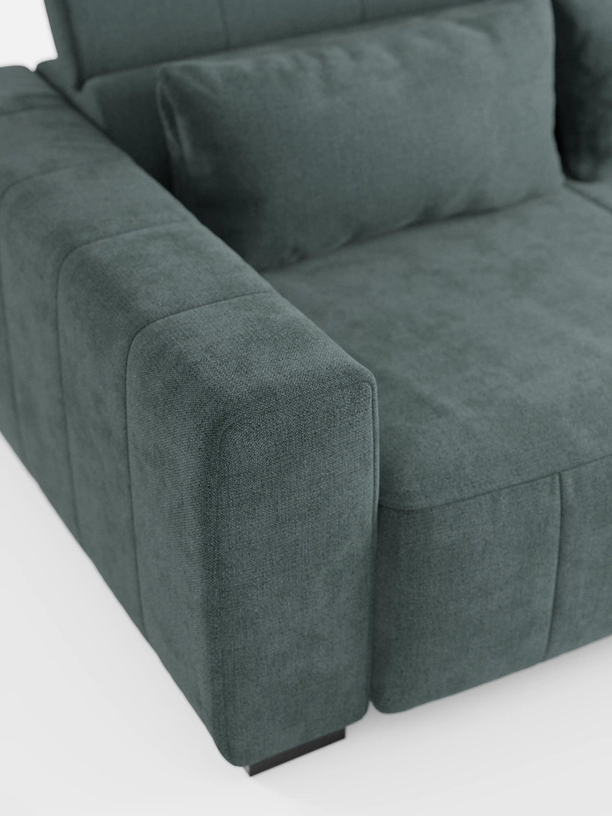 Primo piano del divano angolare Doric con penisola e sedute allungabili con funzione relax elettrica di Divani.Store, rivestito in tessuto T23 verde scuro antimacchia. Il design moderno presenta un ampio bracciolo, uno schienale imbottito con poggiatesta reclinabili e una seduta morbida. Su uno sfondo bianco uniforme, l’immagine mette in risalto la sezione angolare ed esalta il suo aspetto morbido e accogliente.