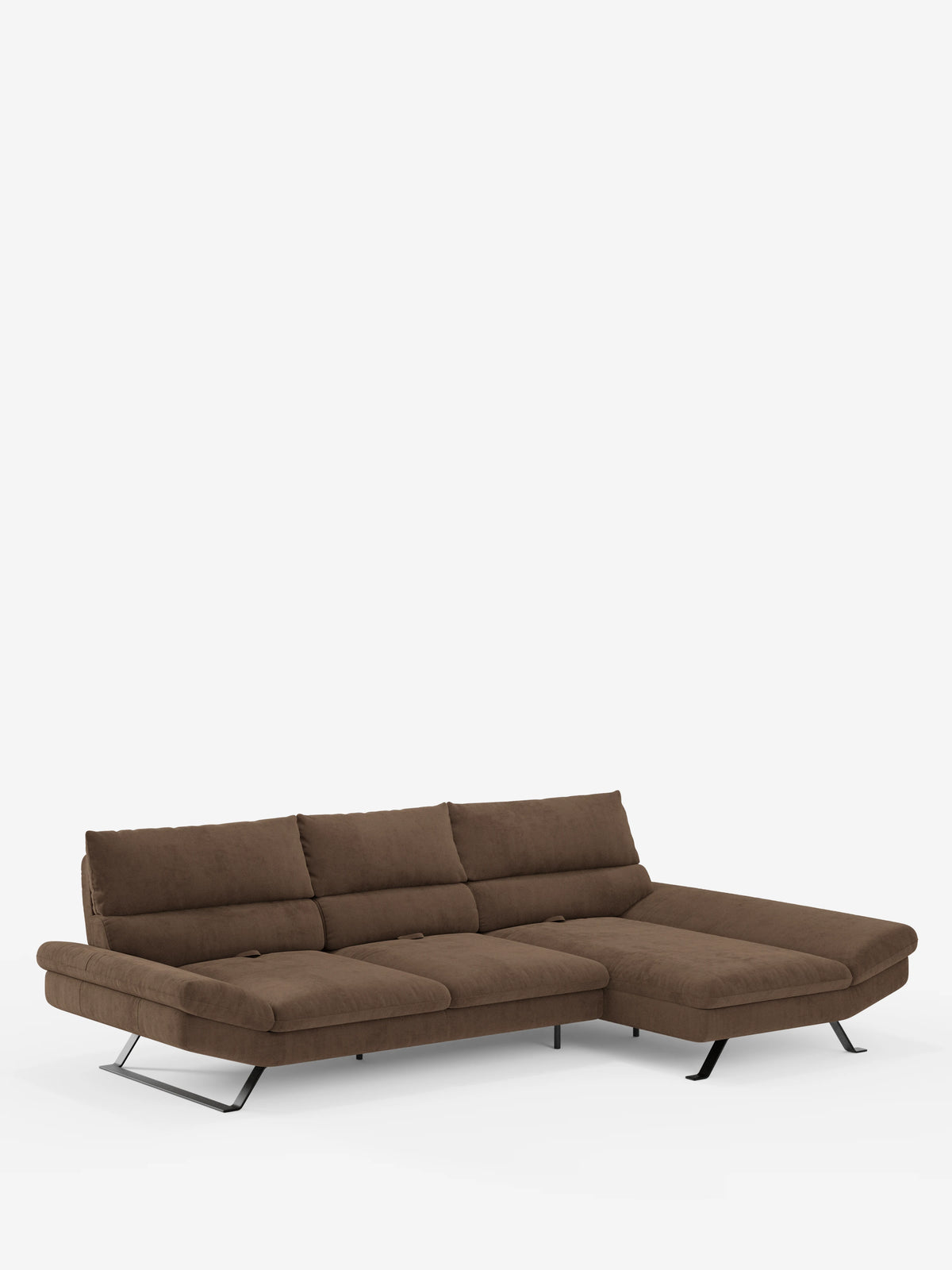 Il divano angolare Eclipse con penisola e schienali traslanti in microfibra tecnica smacchiabile T11 di Divani.Store è un moderno divano componibile marrone con chaise longue sul lato destro, caratterizzato da morbidi cuscini di seduta e schienali con design traslante, nonché da sottili gambe in metallo nero, il tutto su uno sfondo bianco a tinta unita.