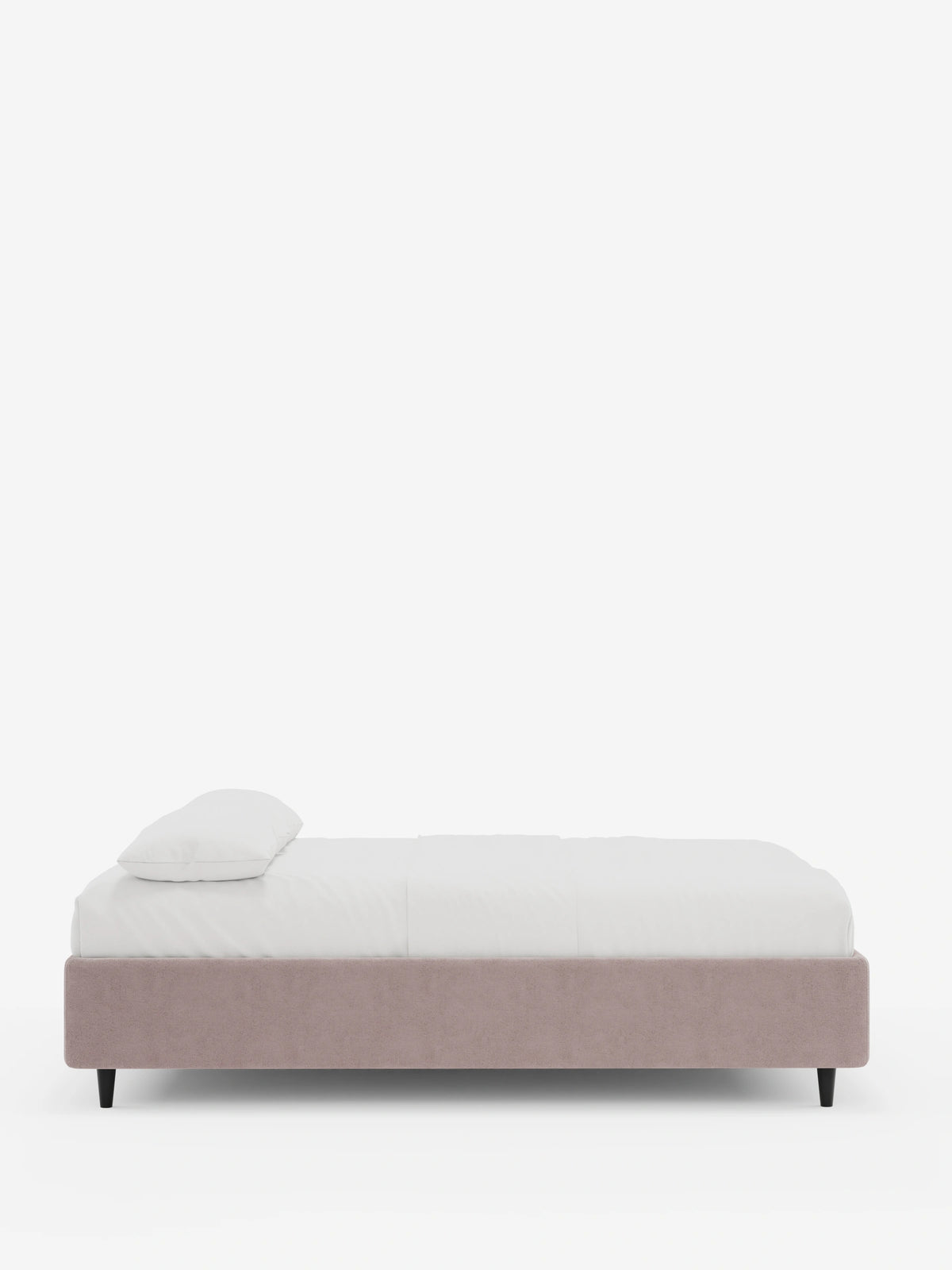 Letto ERON con rete imbottita e contenitore, rivestito in tessuto impermeabile certificato Oeko-Tex, con base in tessuto color rosa antico e un unico cuscino bianco su un materasso bianco, sostenuto da quattro sottili piedini scuri su uno sfondo grigio chiaro.