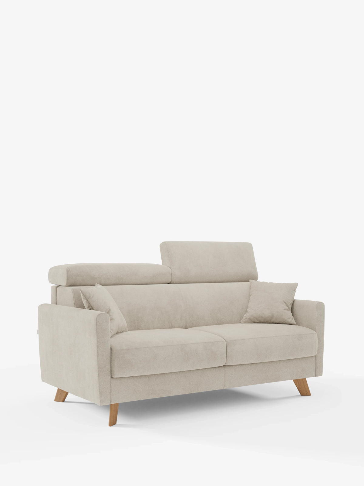 Un divano letto Francy contemporaneo color beige di Divani.Store, caratterizzato da due cuscini di seduta, gambe in legno, poggiatesta regolabili e un cuscino decorativo coordinato in elegante tessuto T30 resistente alle macchie — con rivestimenti completamente sfoderabili — il tutto su uno sfondo bianco a tinta unita.