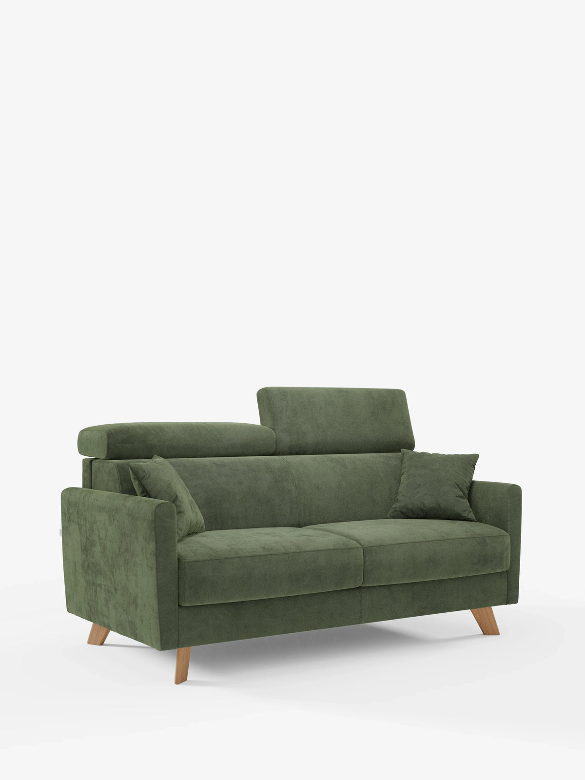 Il divano letto Francy con poggiatesta regolabili di Divani.Store è un moderno divano a due posti in velluto verde, caratterizzato da gambe angolari in legno, poggiatesta regolabili e un cuscino decorativo abbinato, presentato su uno sfondo bianco a tinta unita.