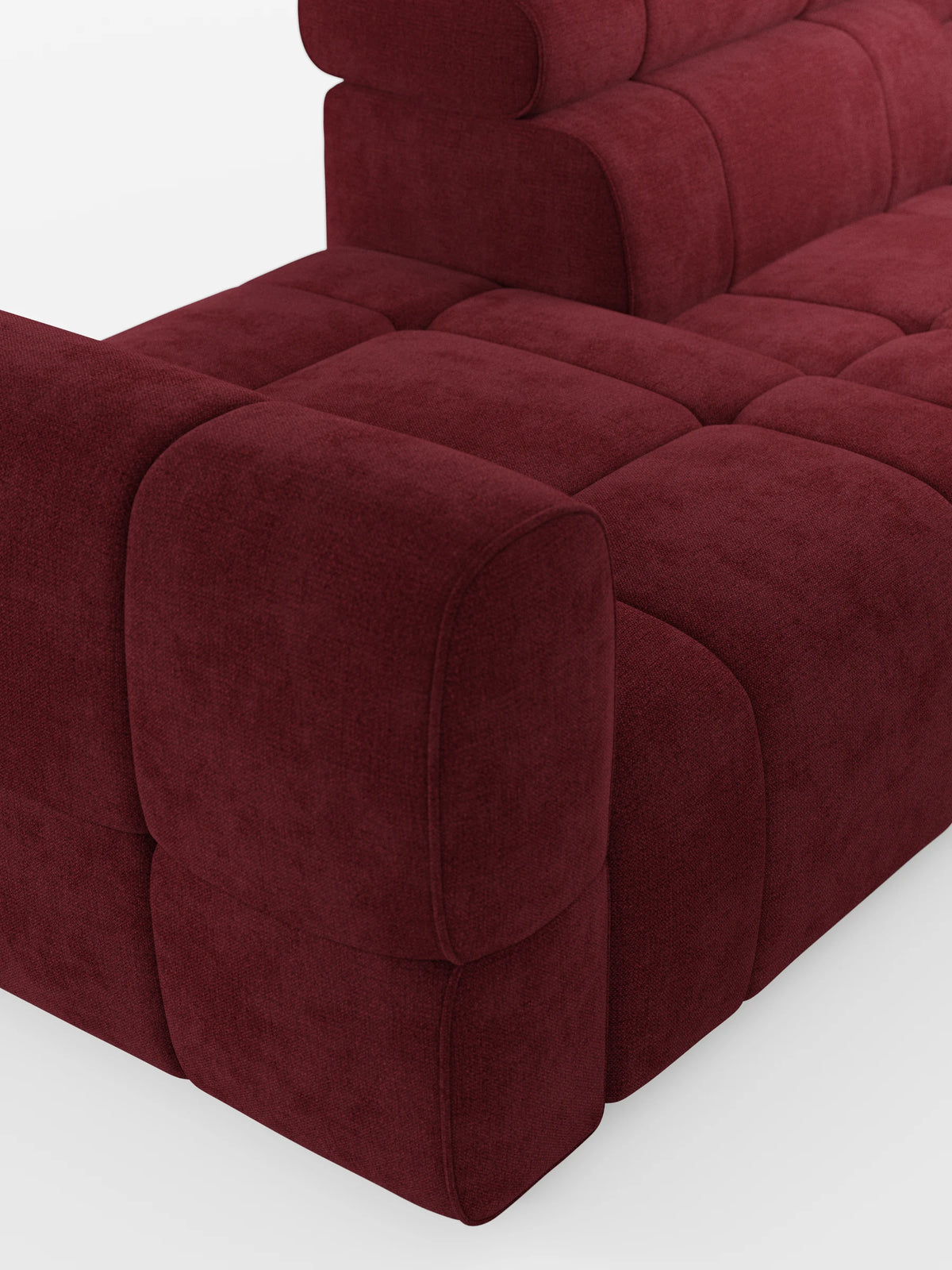 Giotto, divano componibile con estremità aperta - opzione relax elettrico in tessuto lavabile T23: un moderno divano componibile in tessuto bordeaux scuro con design a segmenti trapuntati, morbidi angoli arrotondati e cuscini spessi su sfondo bianco.