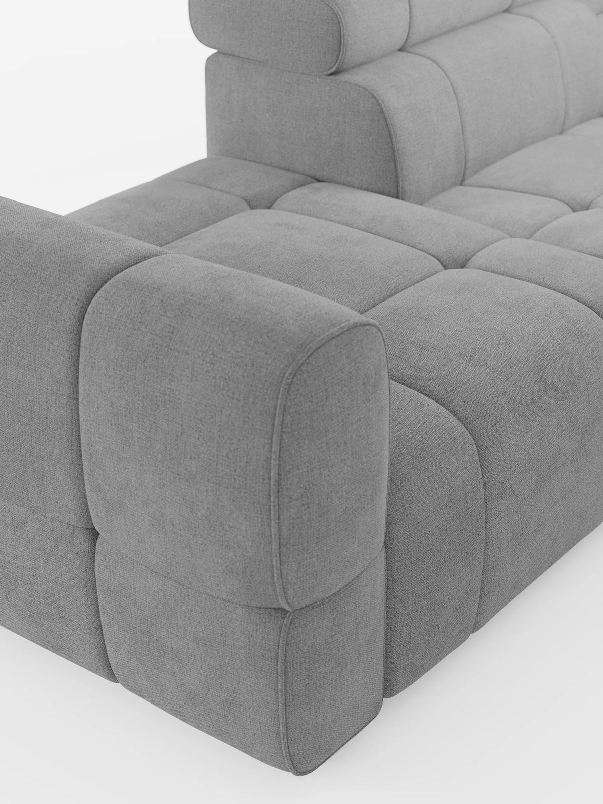 Una veduta dall'alto del divano componibile Giotto in tessuto grigio con terminale aperto - opzione relax elettrico in tessuto smacchiabile T23, caratterizzato da un design a blocchi capitonné con angoli arrotondati e poggiatesta regolabile su sfondo bianco.