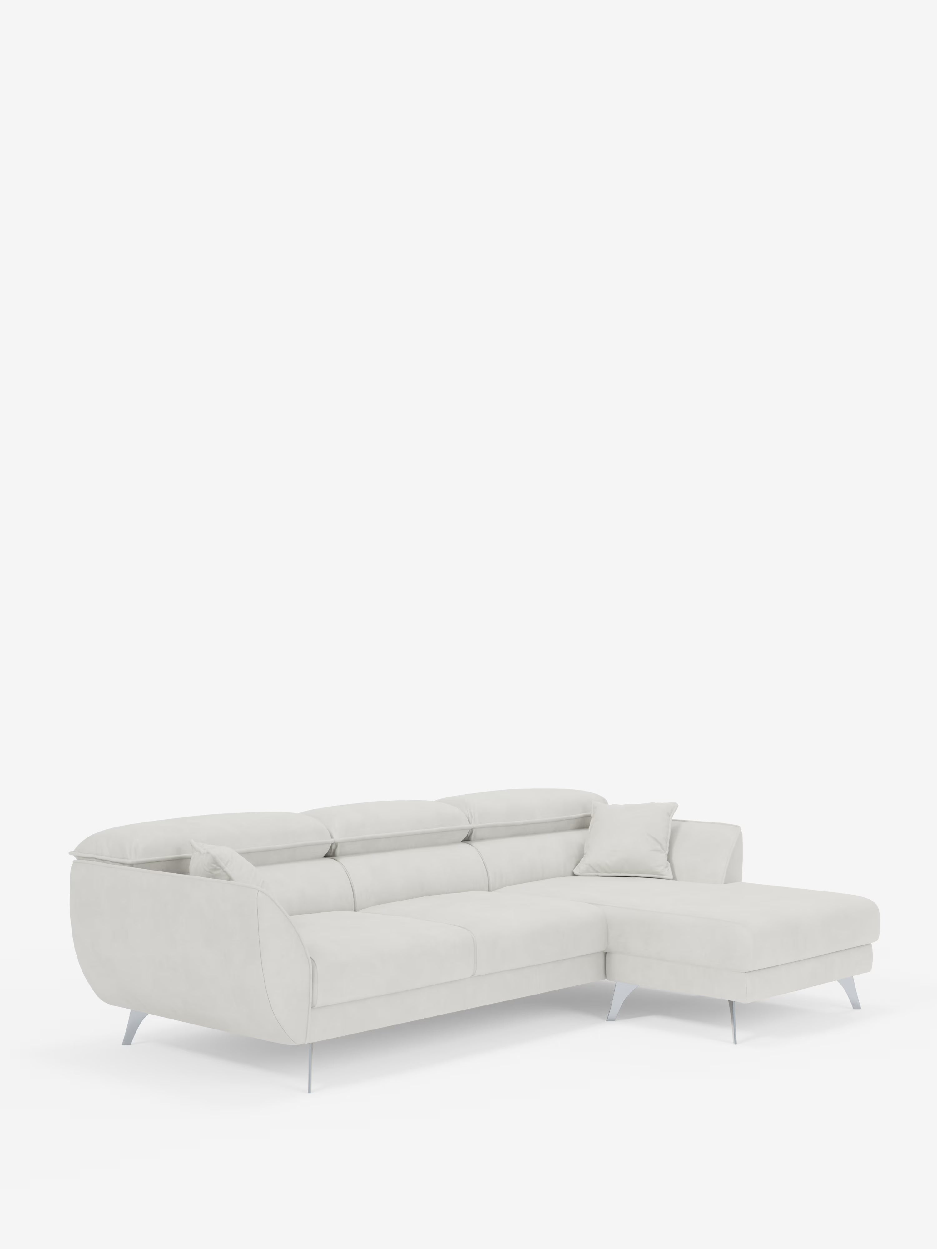 Il divano angolare con penisola e sedute estensibili Michelangelo di Divani.Store è un moderno divano componibile a L di colore grigio chiaro, caratterizzato da gambe in metallo, poggiatesta regolabili e rivestito in elegante tessuto T30 effetto velluto antimacchia; nella foto è raffigurato con un unico cuscino decorativo abbinato sulla chaise longue su uno sfondo bianco.