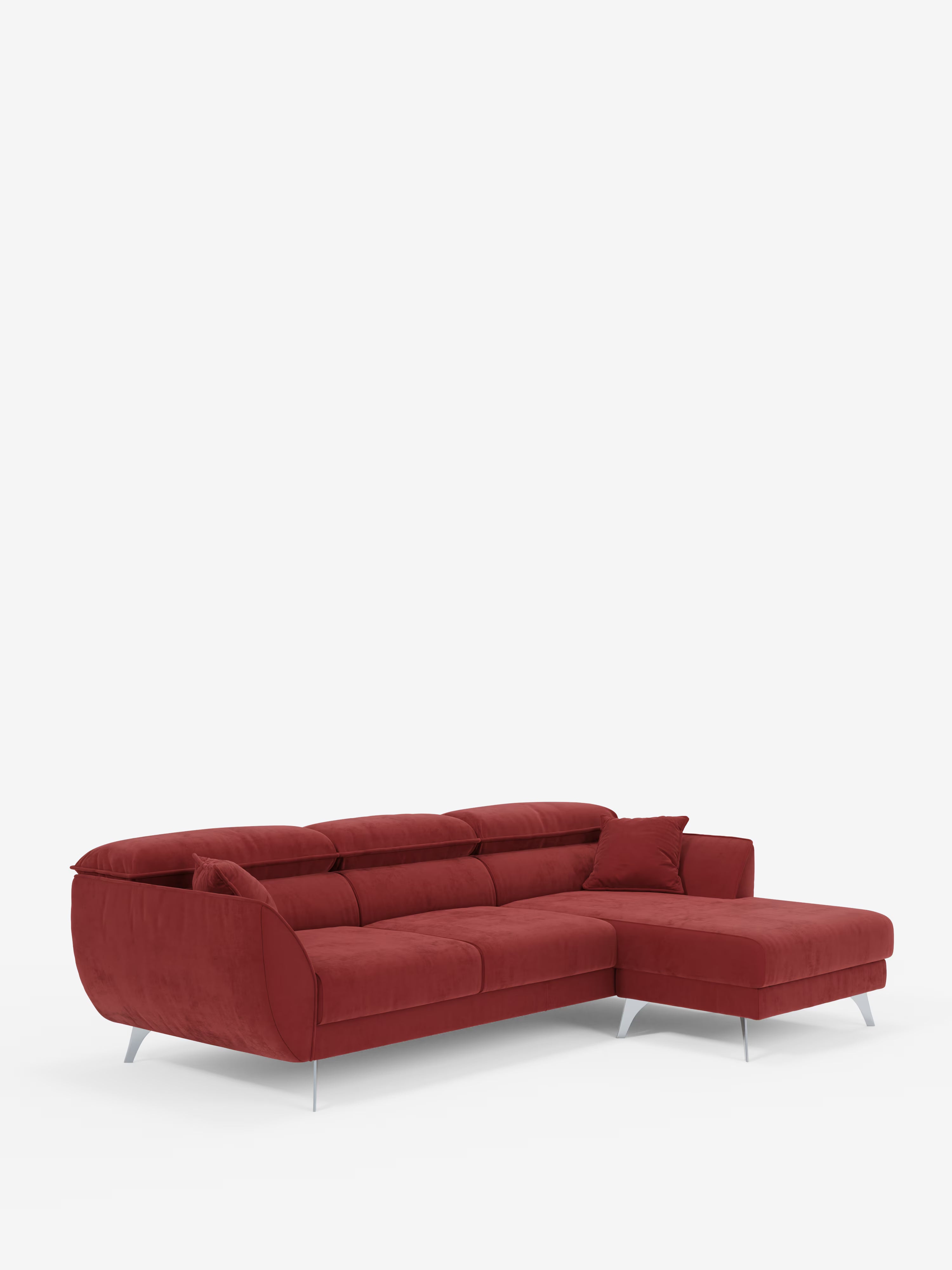 Il divano angolare Michelangelo con penisola e sedute estensibili di Divani.Il modello, presentato con un elegante tessuto rosso effetto velluto antimacchia (T30), è dotato di una chaise longue sul lato destro, gambe angolari in metallo argentato, morbidi cuscini dello schienale con poggiatesta reclinabili e un unico cuscino decorativo abbinato. Esposto su uno sfondo bianco a tinta unita per un'estetica minimalista.