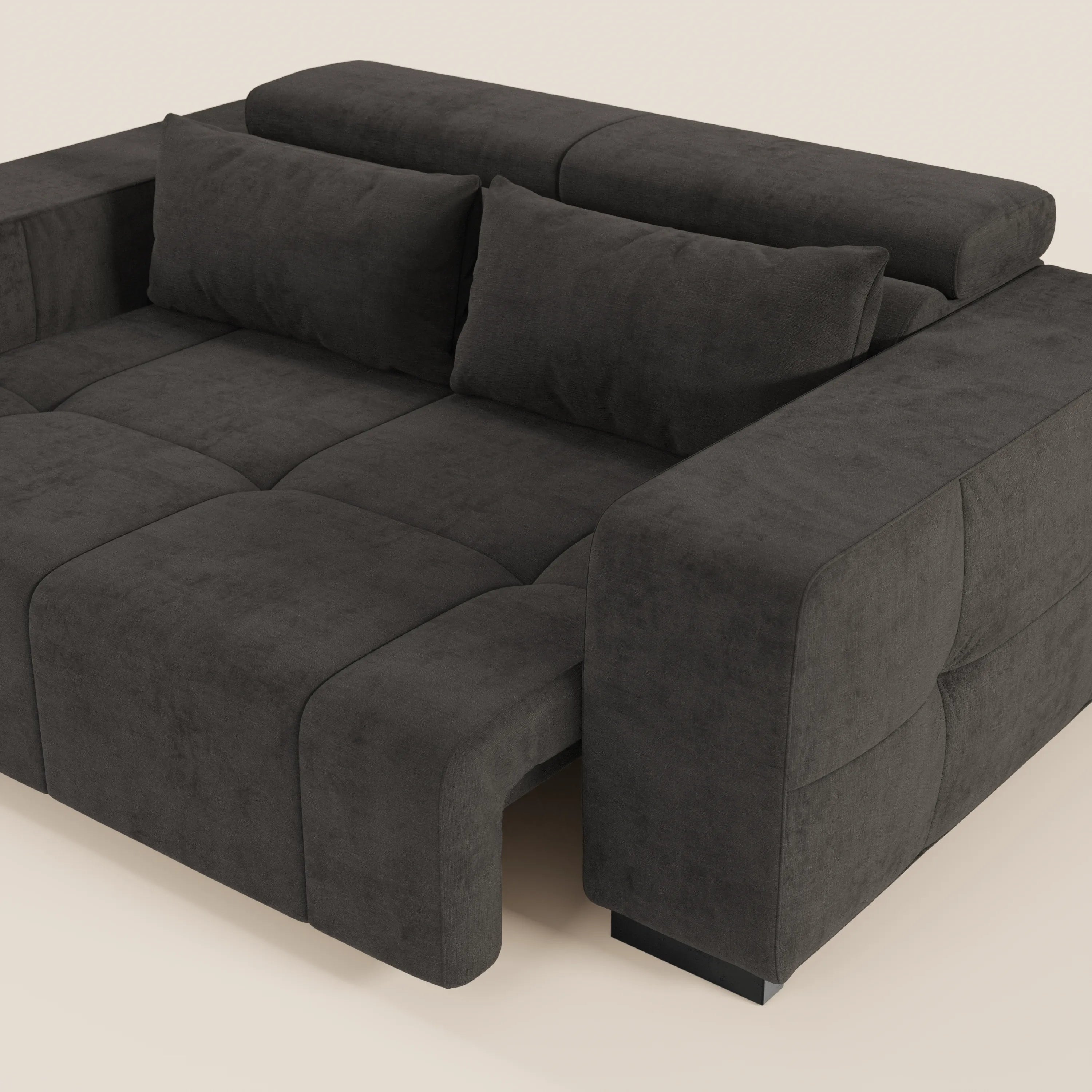 Il Monarch Divano con Relax Elettrico di Divani.Store è caratterizzato da tessuto T31 grigio antracite scuro, braccioli e schienali larghi e bassi, sedute morbide, due cuscini rettangolari coordinati e poggia su gambe basse e scure.