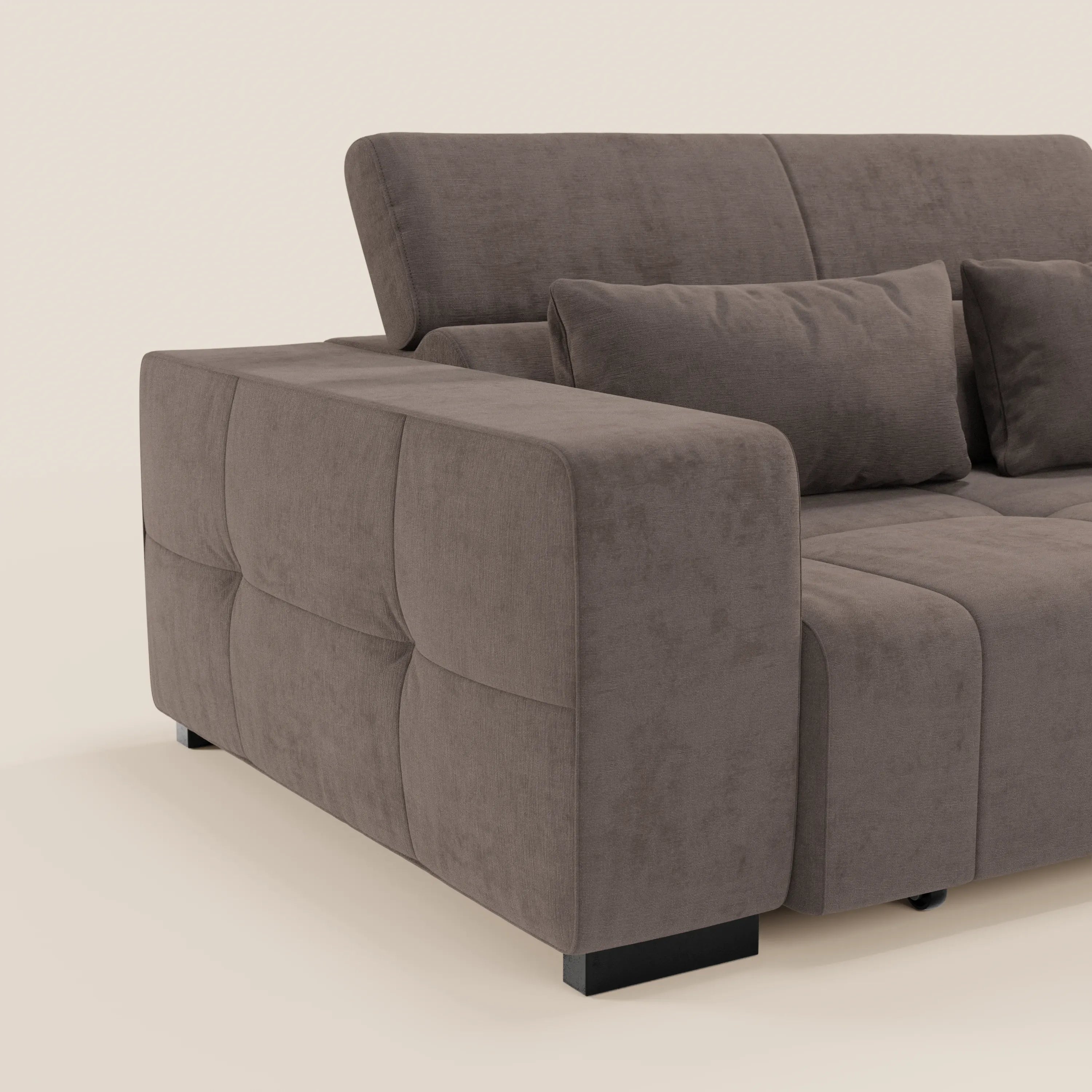 Un primo piano del Monarch Divano angolare con penisola e Relax Elettrico di Divani.Store, caratterizzato da morbidi cuscini, ampi braccioli, poggiatesta reclinabili, morbido tessuto T31 antimacchia, cuciture e gambe corte nere su uno sfondo neutro.