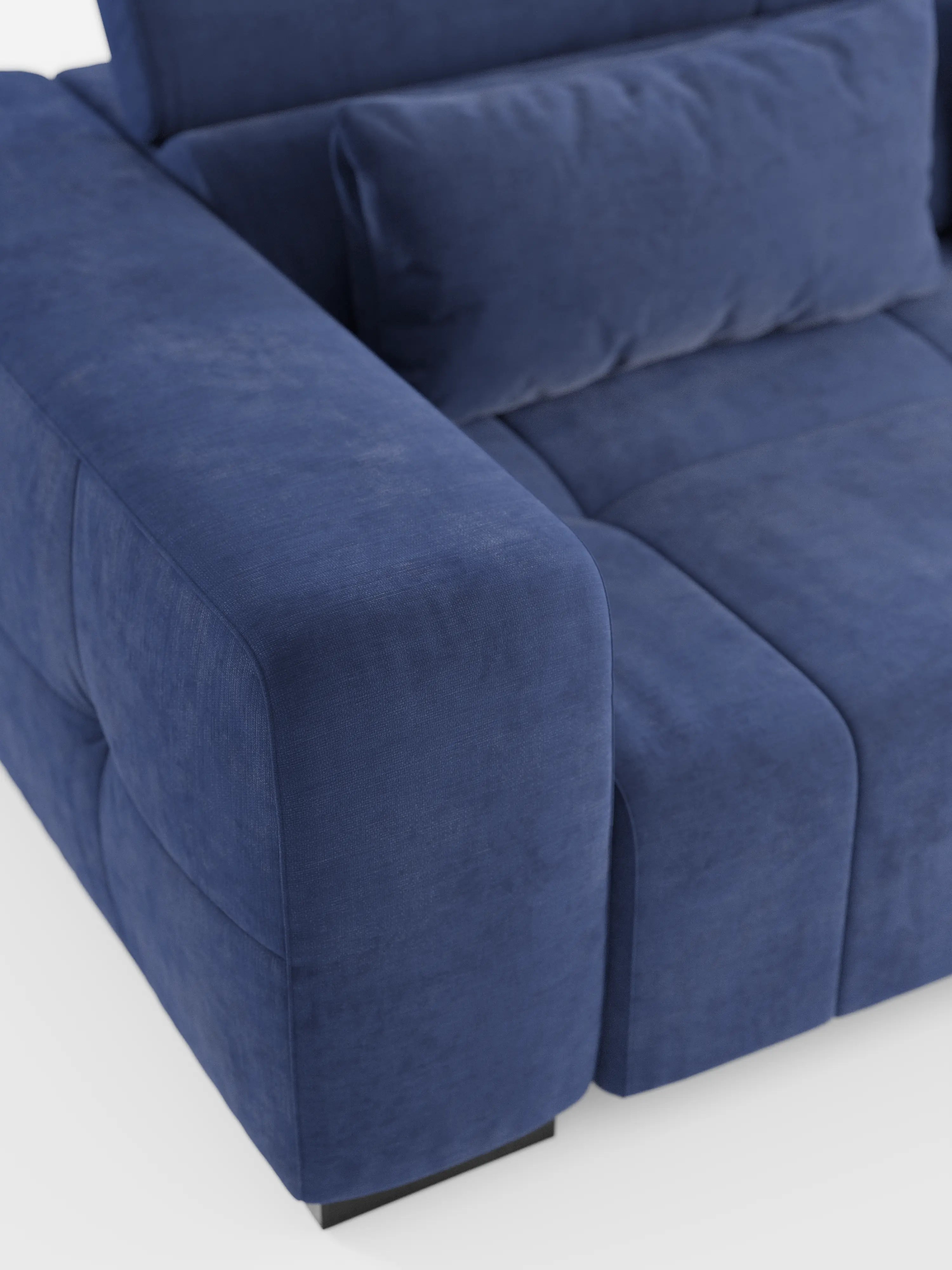 Primo piano del divano angolare con penisola e funzione relax elettrica “Monarch” di Divani.Store, rivestito in morbido tessuto T31 resistente alle macchie, caratterizzato da braccioli e cuscini di seduta spessi e soffici. Il divano è dotato di cuscini dello schienale coordinati con poggiatesta reclinabili per un comfort ancora maggiore. Poggia su gambe corte nere su uno sfondo bianco.