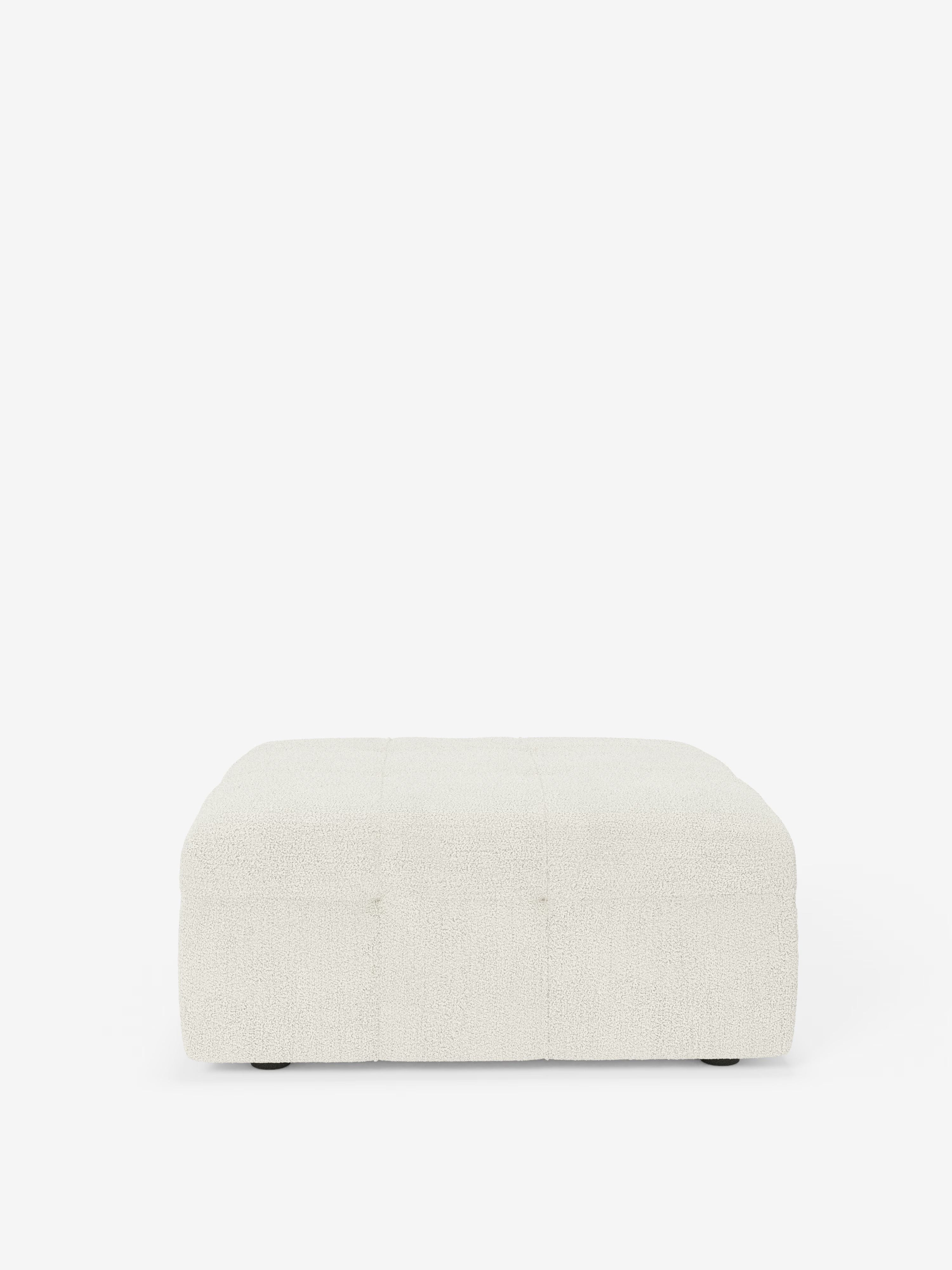 Scopri il pouf e modulo Mosaic in bouclé di Divani.Store: con dimensioni di 96x77 cm, questo pouf quadrato dal profilo ribassato è rivestito in tessuto T21 bianco sporco antimacchia, con una delicata trapuntatura capitonné sulla parte superiore e sui lati. I bordi arrotondati e le gambe corte e discrete conferiscono un look moderno sullo sfondo bianco a tinta unita.