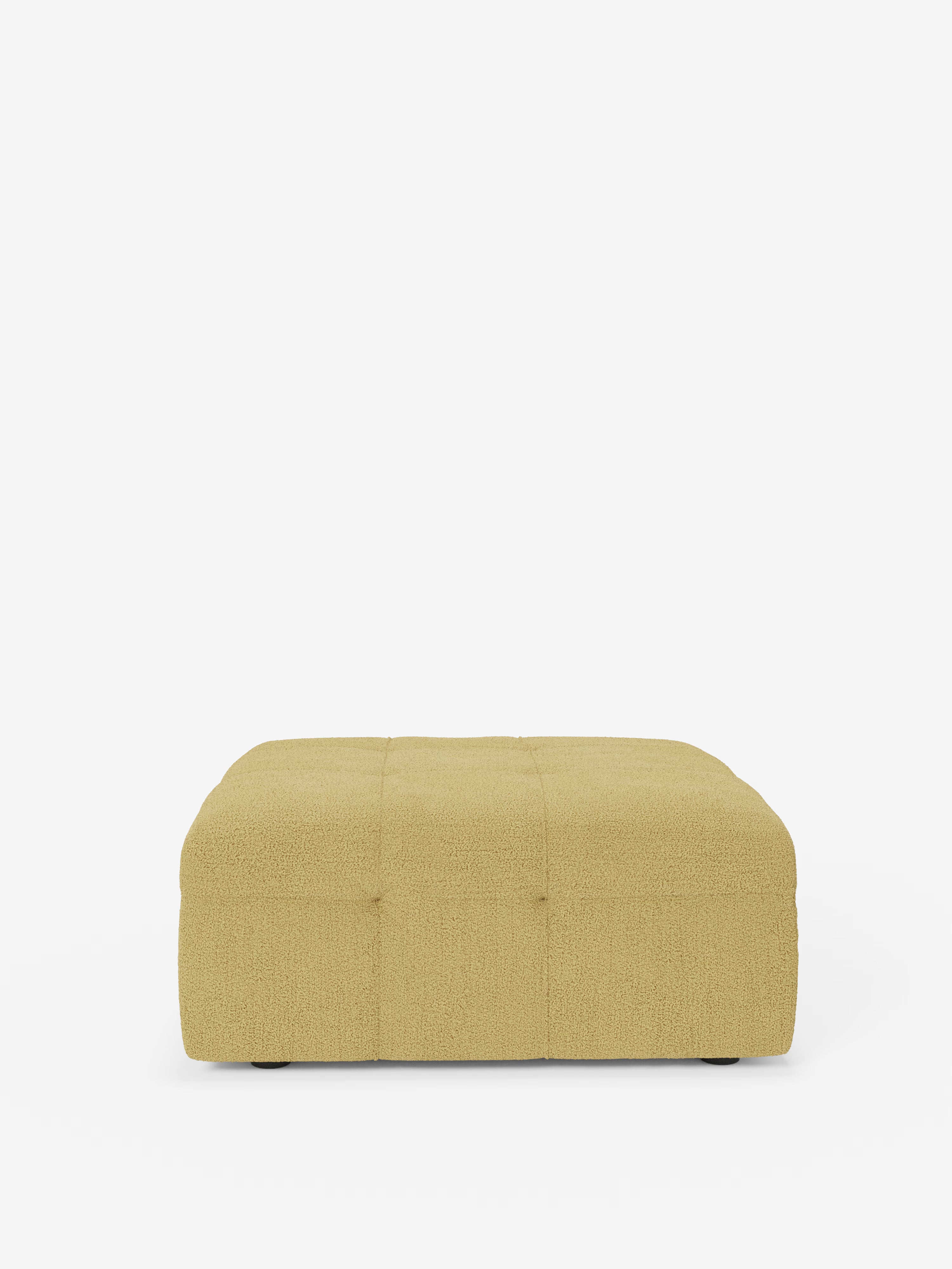 Un pouf quadrato della raffinata collezione “Mosaic pouf e modulo” di Divani.Store, dalle dimensioni di 96x77 cm, rivestito in tessuto bouclé T21 antimacchia con superficie capitonné e morbida al tatto. Il design minimalista e moderno è caratterizzato da piedini a profilo ribassato, il tutto su uno sfondo bianco a tinta unita. Prodotto in Italia.