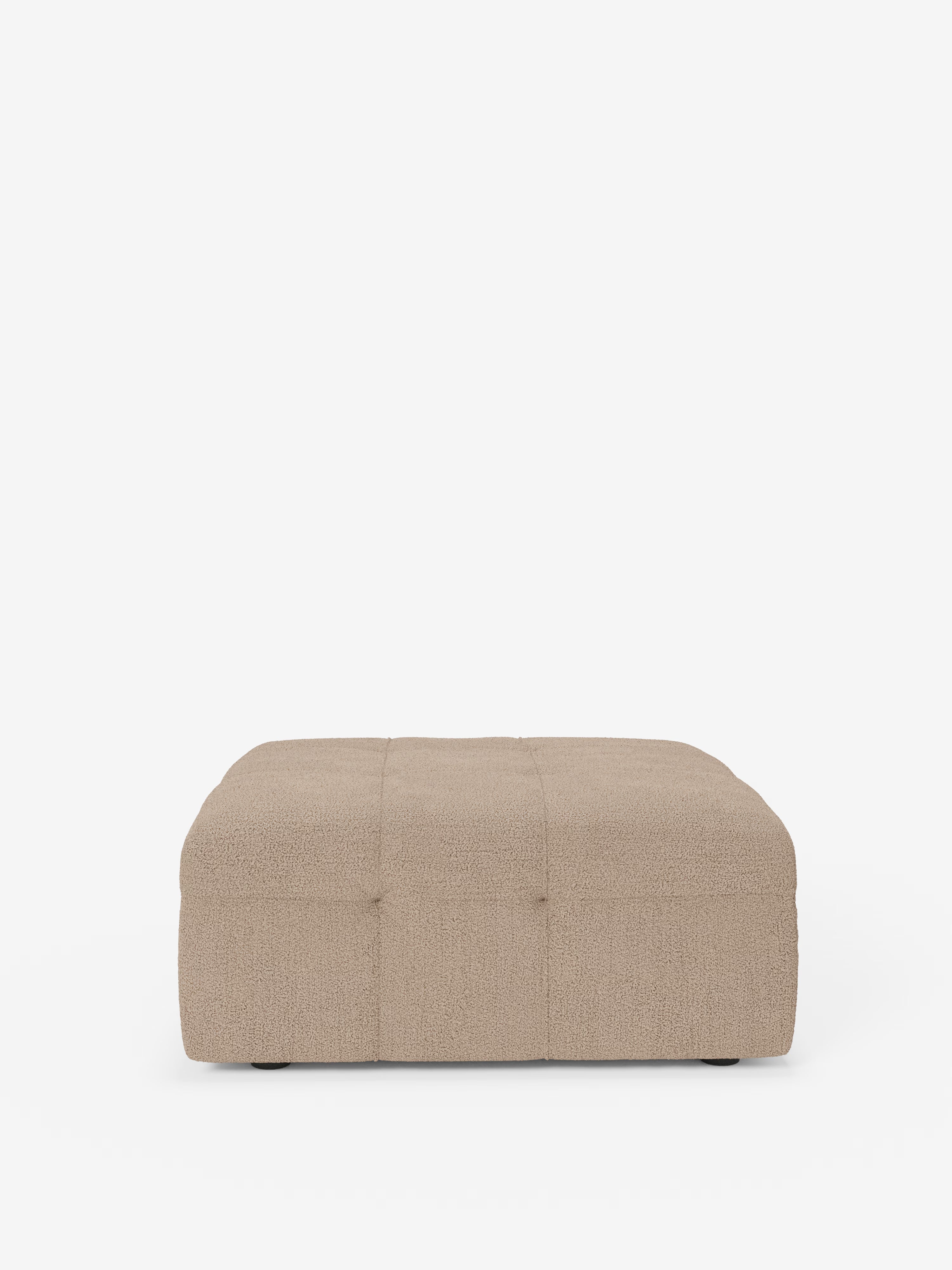 Il pouf e modulo Mosaic di Divani.Store in bouclé, dalle dimensioni di 96x77 cm e caratterizzato da un design capitonné in tessuto T21 antimacchia, è un pouf quadrato dal profilo basso di colore beige. Realizzato in Italia, presenta delicati dettagli trapuntati sulla parte superiore e sui lati e si distingue su uno sfondo bianco a tinta unita, per un look pulito e minimalista.
