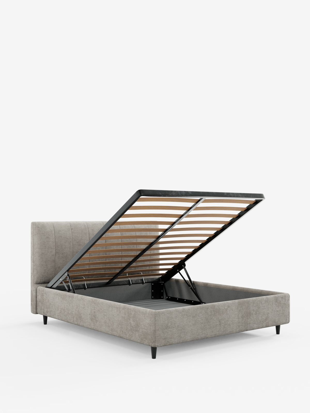 Il letto imbottito ONYX con contenitore e testiera verticale in tessuto certificato Oeko-Tex® di Letti.store presenta una linea moderna in grigio chiaro, con una testiera alta cucita verticalmente e gambe nere angolate. Qui raffigurato con la rete a doghe sollevata, rivela un ampio spazio contenitivo sotto il letto sostenuto da un meccanismo di sollevamento a vista, che mette in risalto il design pratico di questo elegante letto imbottito contenitore.