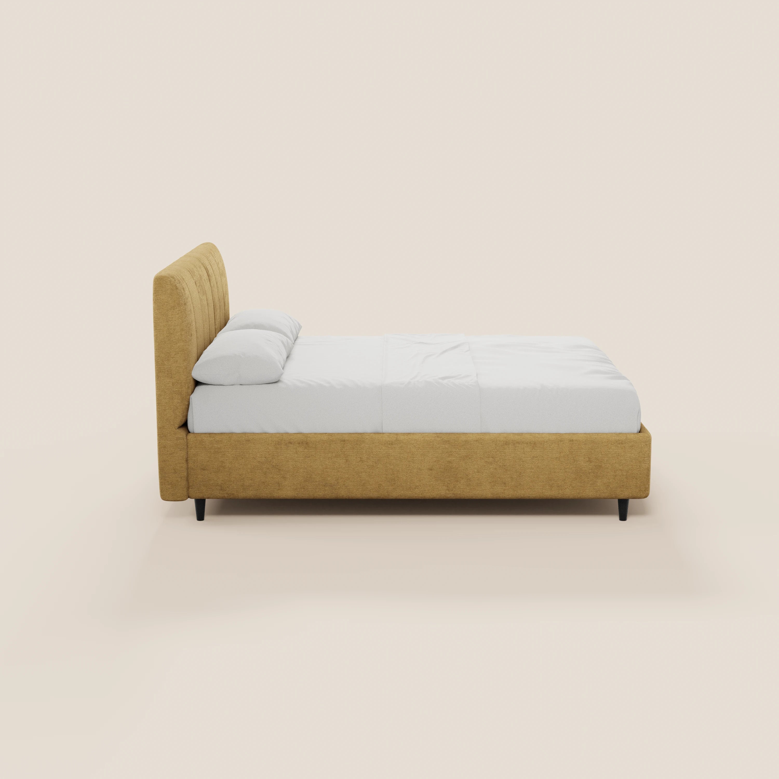 Vista laterale del letto imbottito ONYX di Letti.store, caratterizzato da una testiera verticale giallo senape certificata Oeko-Tex®, biancheria da letto bianca con due cuscini e gambe nere inclinate, il tutto su uno sfondo beige chiaro a tinta unita.