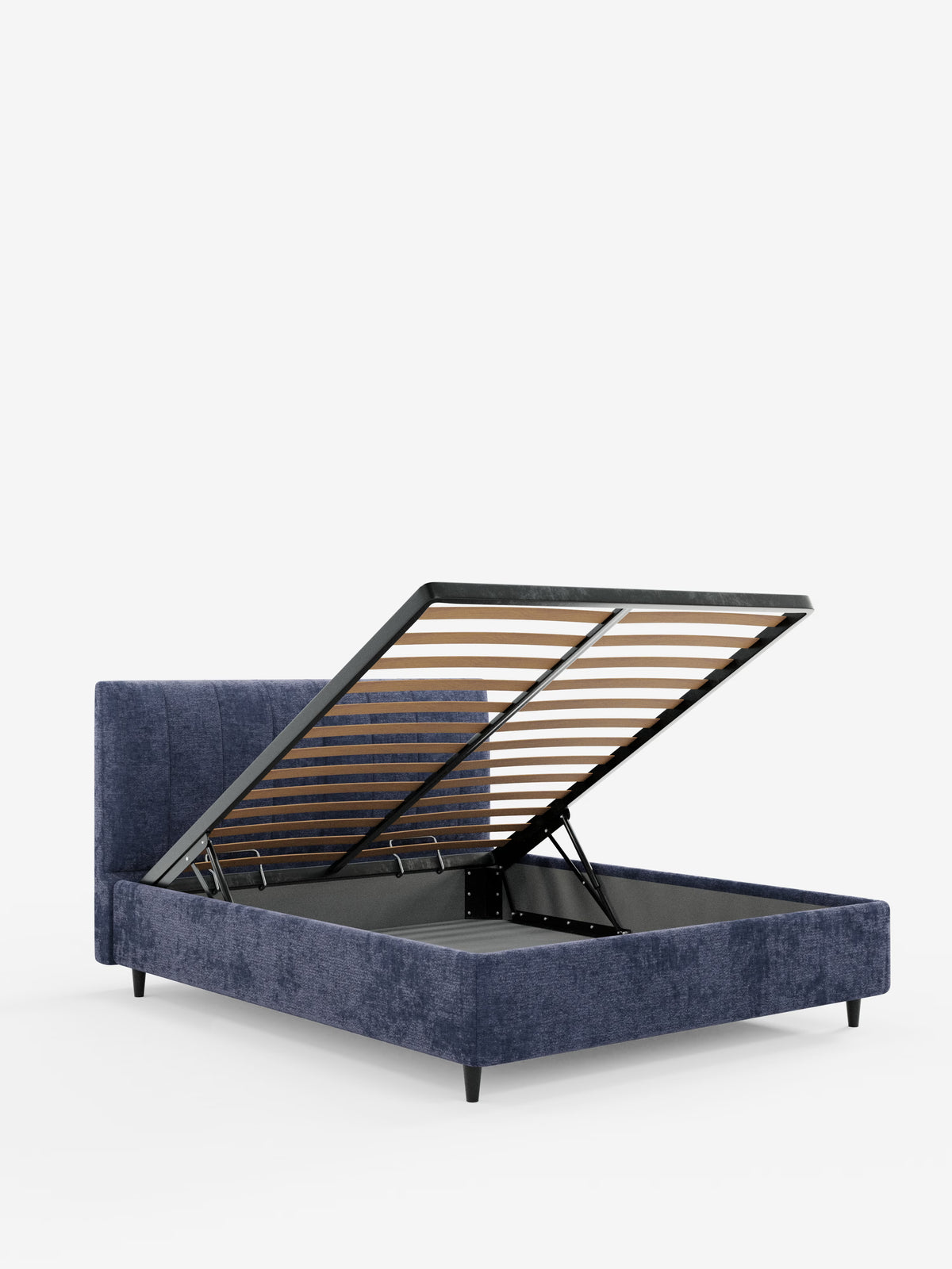 Il letto imbottito ONYX con contenitore e testiera verticale in tessuto certificato Oeko-Tex® di Letti.store è un letto moderno di colore blu caratterizzato da una testiera verticale trapuntata. Questo letto contemporaneo è dotato di una rete a doghe sollevabile che rivela un ampio vano contenitore nascosto nella parte inferiore e poggia su corte gambe nere, che risaltano sullo sfondo bianco a tinta unita.