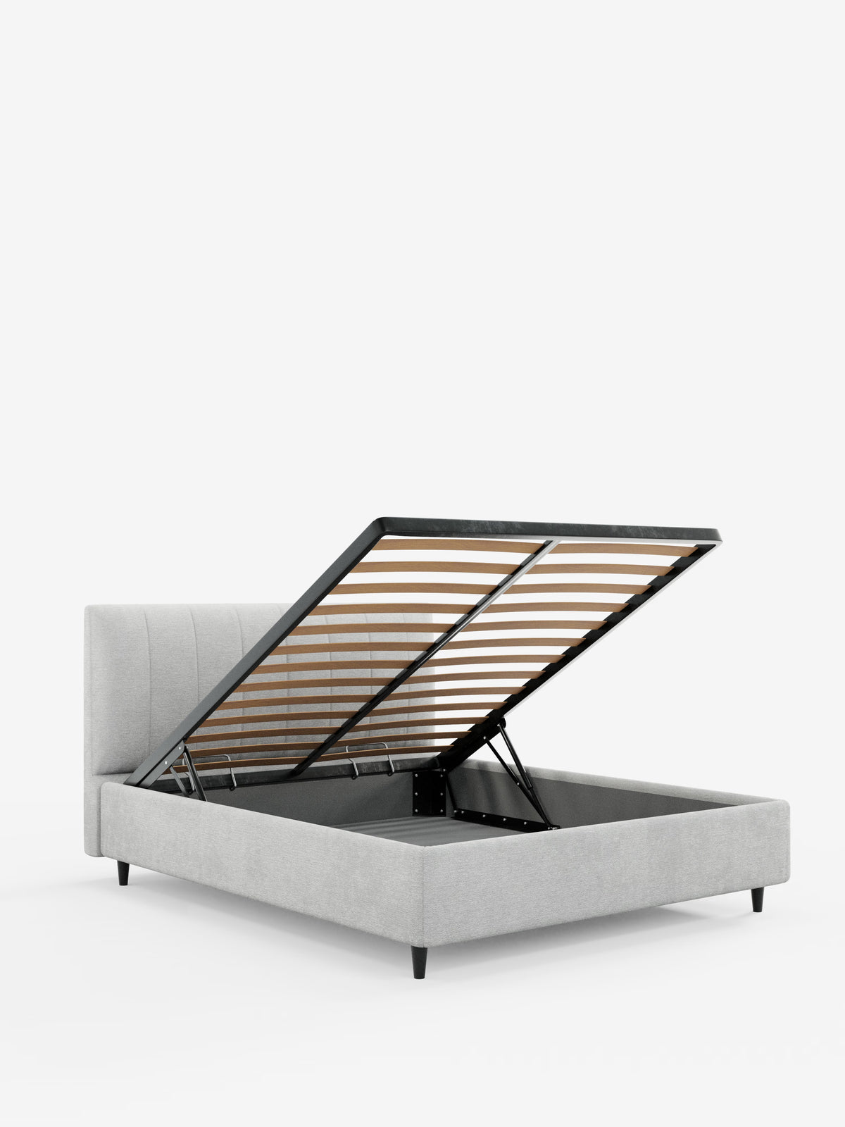 Il letto imbottito ONYX con contenitore e testiera verticale in tessuto certificato Oeko-Tex® di Letti.store presenta un design contemporaneo in grigio chiaro con una testiera alta e rivestita verticalmente. La base del materasso si solleva per rivelare un ampio vano contenitore sotto il letto, che mette in evidenza robuste doghe in legno e un meccanismo di sollevamento in metallo nero. Il tutto su uno sfondo bianco a tinta unita.