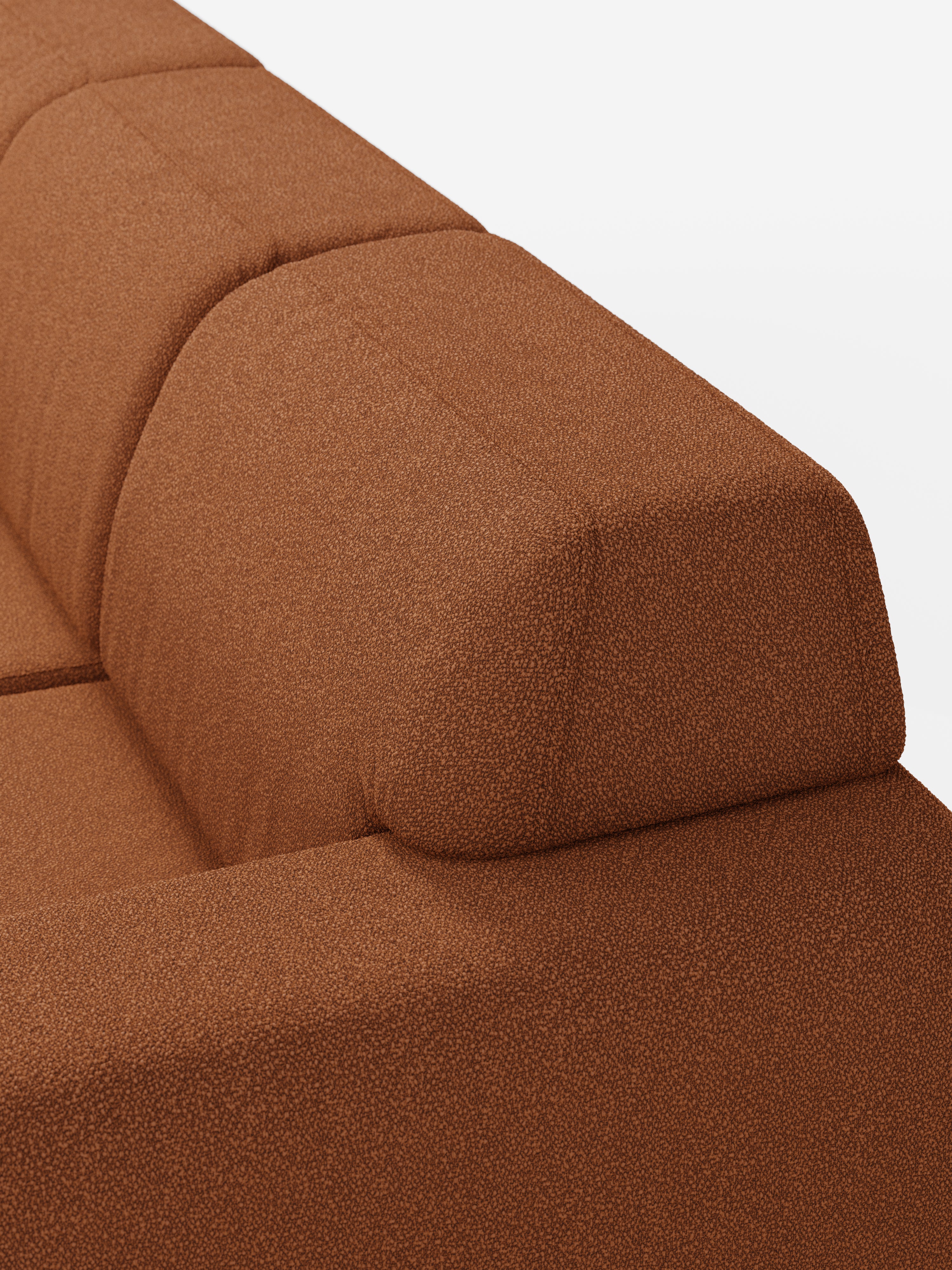 Primo piano del divano angolare Orbit con penisola reversibile e tutte le sedute allungabili in tessuto smacchiabile effetto cotone T33 di Divani.Store, che mette in risalto il rivestimento in tessuto marrone dalla trama ruvida. L'immagine mostra la parte superiore e laterale dello schienale e del bracciolo, con cuscini dalle linee pulite e cuciture semplici che ne sottolineano il design moderno e squadrato, tipico dei divani componibili di alta gamma. Il tutto su uno sfondo bianco a tinta unita.