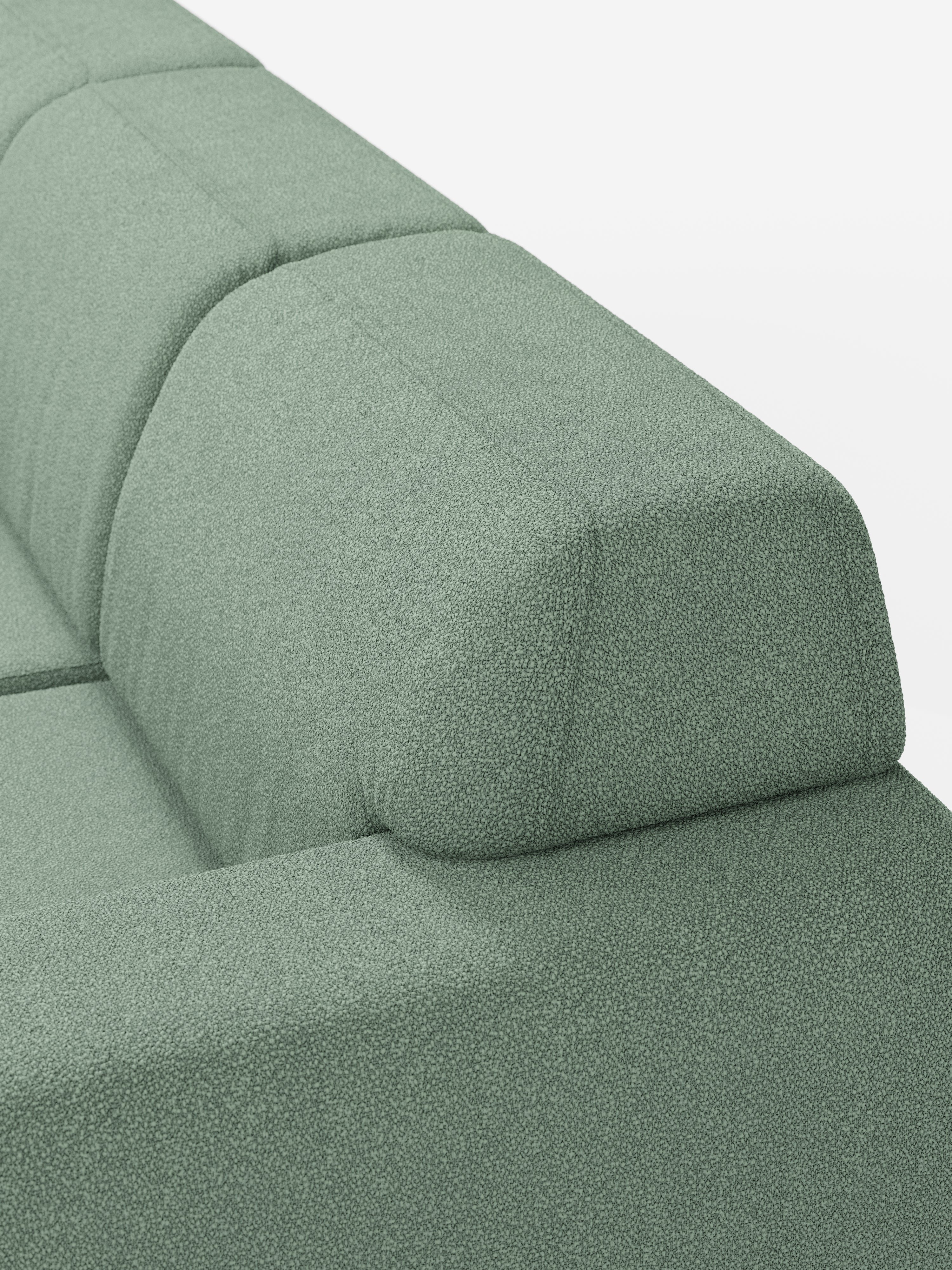 Primo piano del divano angolare Orbit con penisola reversibile e tutte le sedute allungabili di Divani.Store, rivestito in tessuto T33 verde chiaro antimacchia con una trama effetto cotone. L’immagine mette in risalto le linee pulite e le forme geometriche dello schienale e dei cuscini, sottolineando il design contemporaneo del divano su uno sfondo bianco a tinta unita.