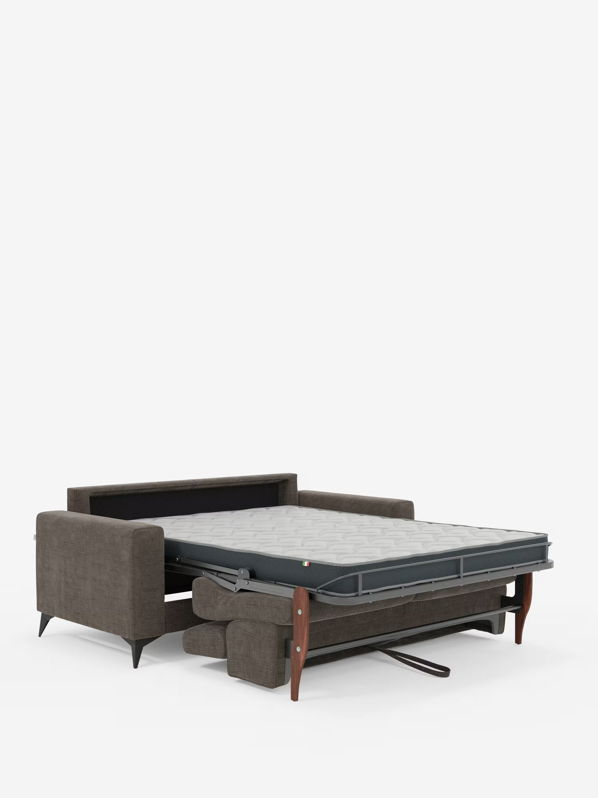 Un divano letto matrimoniale Pegaso di Divani.Store è presentato in tessuto jacquard T22 marrone, resistente alle macchie, con gambe in legno. Il materasso estraibile è completamente esteso, lasciando intravedere la struttura metallica sottostante, mentre i poggiatesta regolabili e i braccioli e lo schienale verticali creano un contrasto con il materasso orizzontale. Il divano è fotografato su uno sfondo bianco.