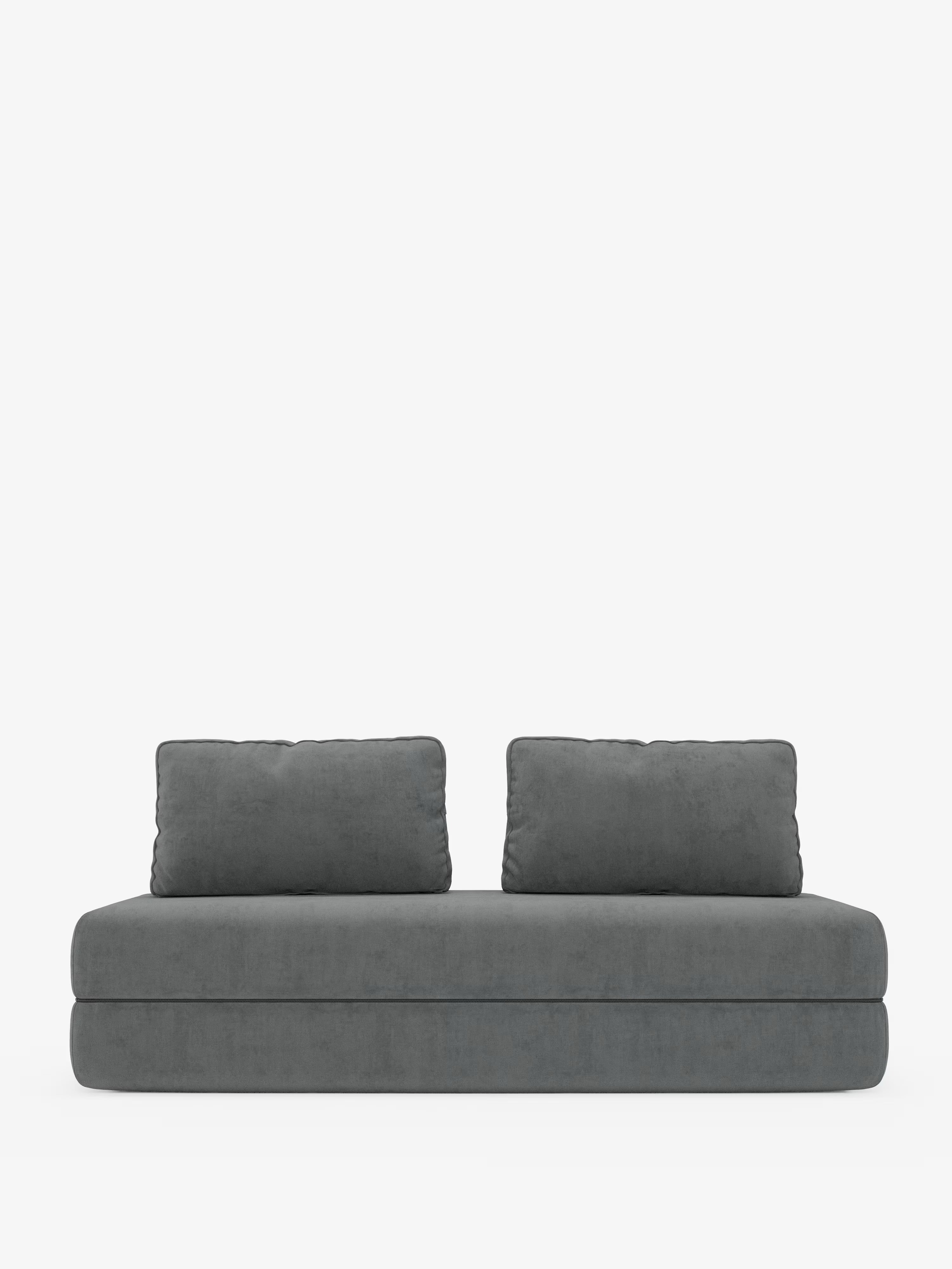 Il divano letto matrimoniale Rift, modello contemporaneo e minimalista a 2 e 3 posti di Divani.Store, è rivestito in grigio e presenta due generosi cuscini dello schienale e una silhouette semplice e dal profilo basso con schienali mobili. Il divano è raffigurato su uno sfondo bianco a tinta unita e include un materasso in memory foam alto 24 cm rivestito in tessuto T31 antimacchia.