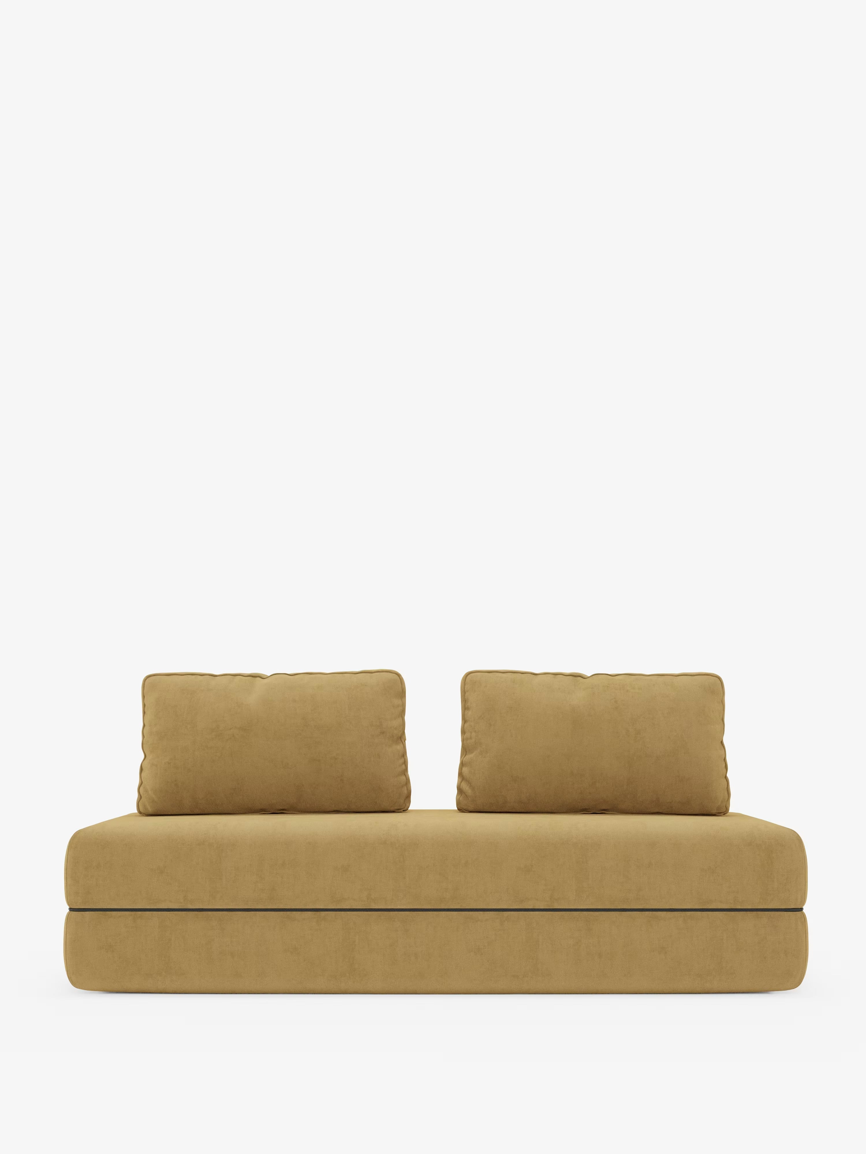 Il divano letto matrimoniale Rift di Divani.Store, presentato in un elegante tessuto T31 smacchiabile color senape, si caratterizza per il profilo ribassato, i due morbidi schienali regolabili e l'imbottitura spessa della seduta, con un materasso in memory foam alto 24 cm. Il divano è esposto su uno sfondo bianco a tinta unita.