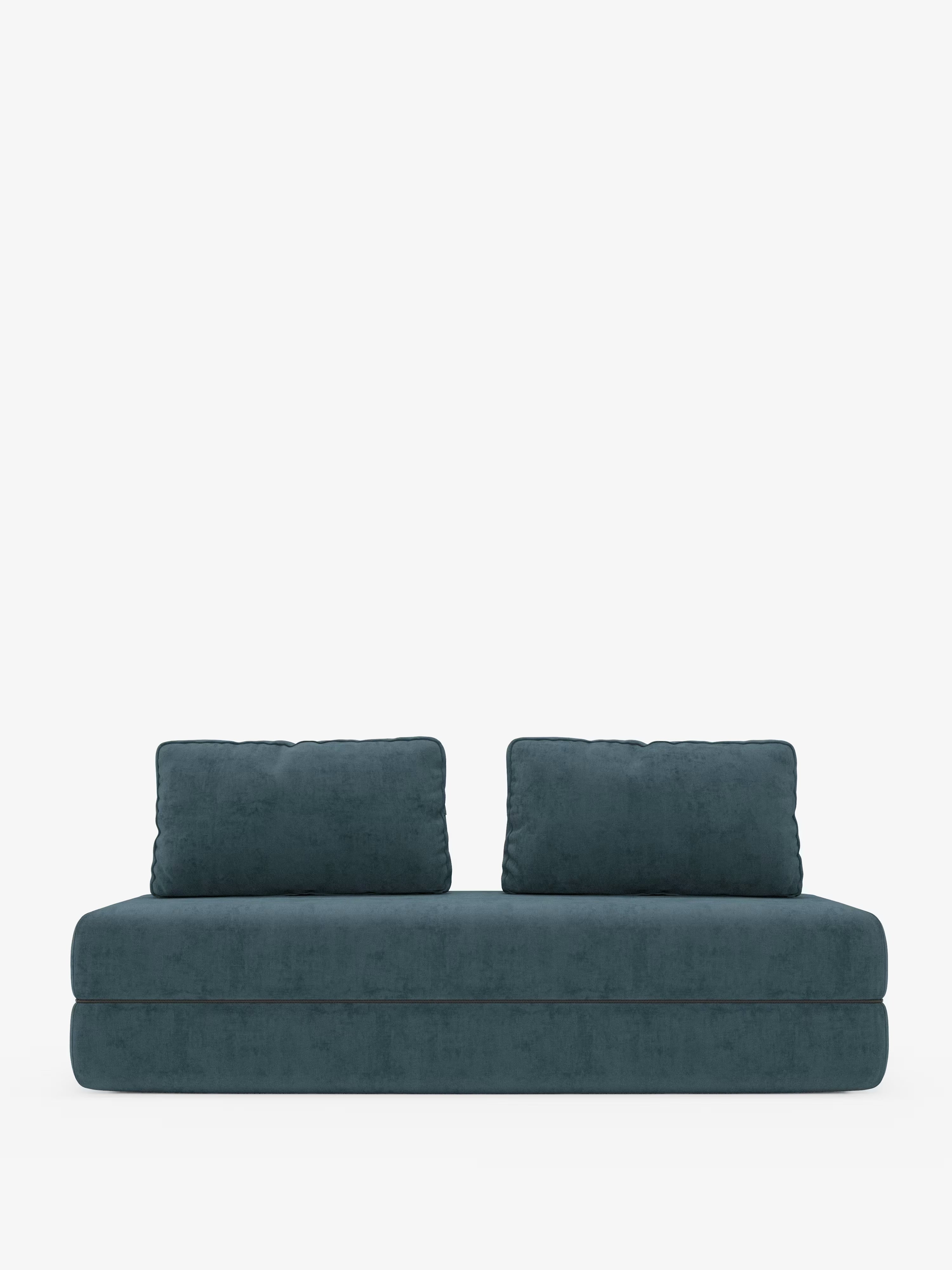 Il divano letto matrimoniale Rift di Divani.Store, in una moderna tonalità di verde acqua scuro, è presentato su uno sfondo bianco a tinta unita e si caratterizza per un design dal profilo ribassato, con due grandi cuscini quadrati sullo schienale e una seduta extra-spessa e morbida. Questo elegante divano letto a 2 o 3 posti si distingue per gli schienali orientabili, il materasso in memory foam alto 24 cm e il rivestimento in tessuto T31 facile da pulire, che ne esaltano l’estetica moderna e versatile.