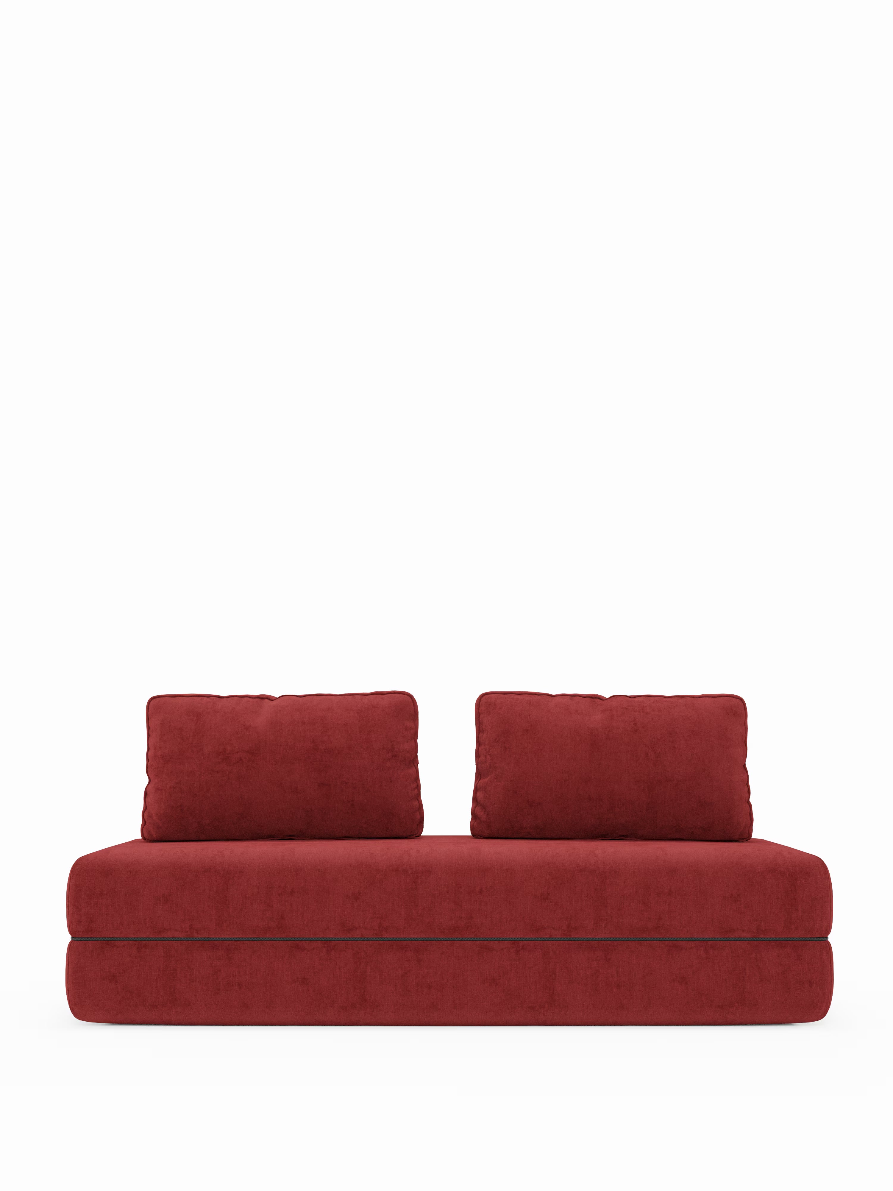 Un divano letto matrimoniale contemporaneo rosso “Rift” a 2 e 3 posti con schienali mobili di Divani.Store, caratterizzato da una morbida seduta rettangolare con due cuscini quadrati abbinati per lo schienale, dal design minimalista. Questo divano letto trasformabile, dotato di un materasso in memory foam alto 22 cm nella versione T31, poggia direttamente sul pavimento ed è esposto su uno sfondo bianco a tinta unita.