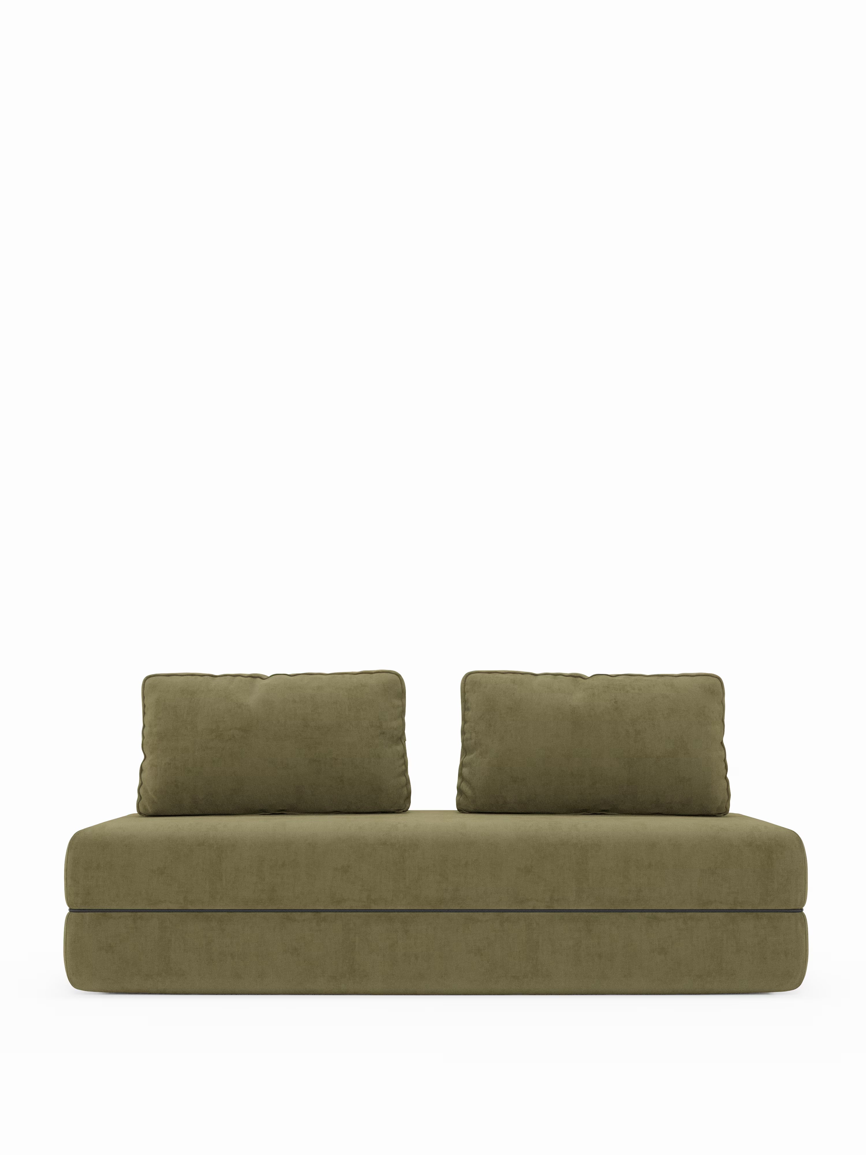 Il divano letto matrimoniale a 2 e 3 posti “Rift” di Divani.Store, caratterizzato da schienali mobili e da un materasso in memory foam alto 22 cm nella versione T31, spicca su uno sfondo bianco a tinta unita. Rivestito con un moderno tessuto verde oliva dall’aspetto morbido e materico, questo divano letto vanta linee pulite e semplici e una base bassa e squadrata senza gambe a vista, che lo rendono elegante e pratico per qualsiasi ambiente.