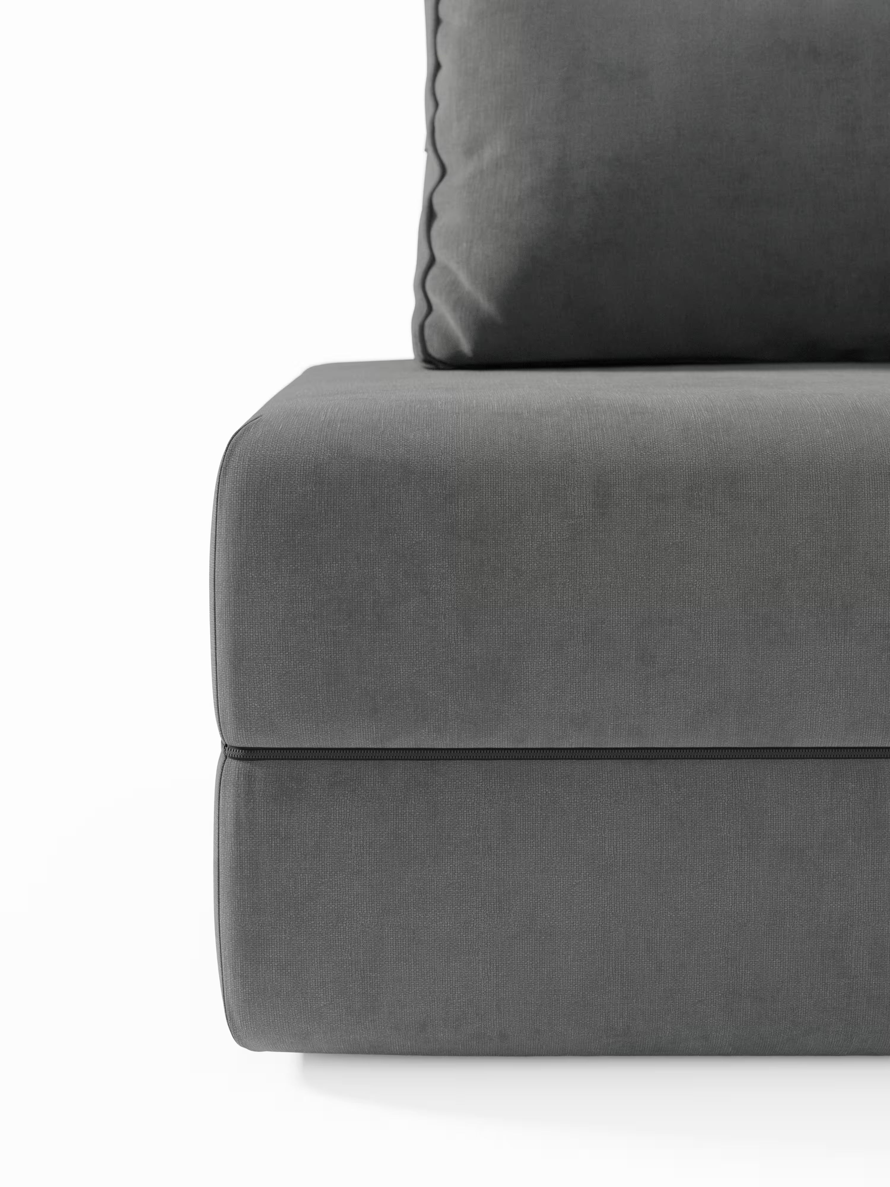 Un primo piano della moderna poltrona letto Rift con materasso alto 24 cm e memory foam di Divani.Store, realizzata in tessuto smacchiabile T31, che mette in risalto il cuscino della seduta, una parte dello schienale regolabile e il bracciolo. Il rivestimento morbido e lussuoso presenta una rifinitura a bordino lungo i contorni e trasmette un'eleganza raffinata, il tutto su uno sfondo bianco a tinta unita.