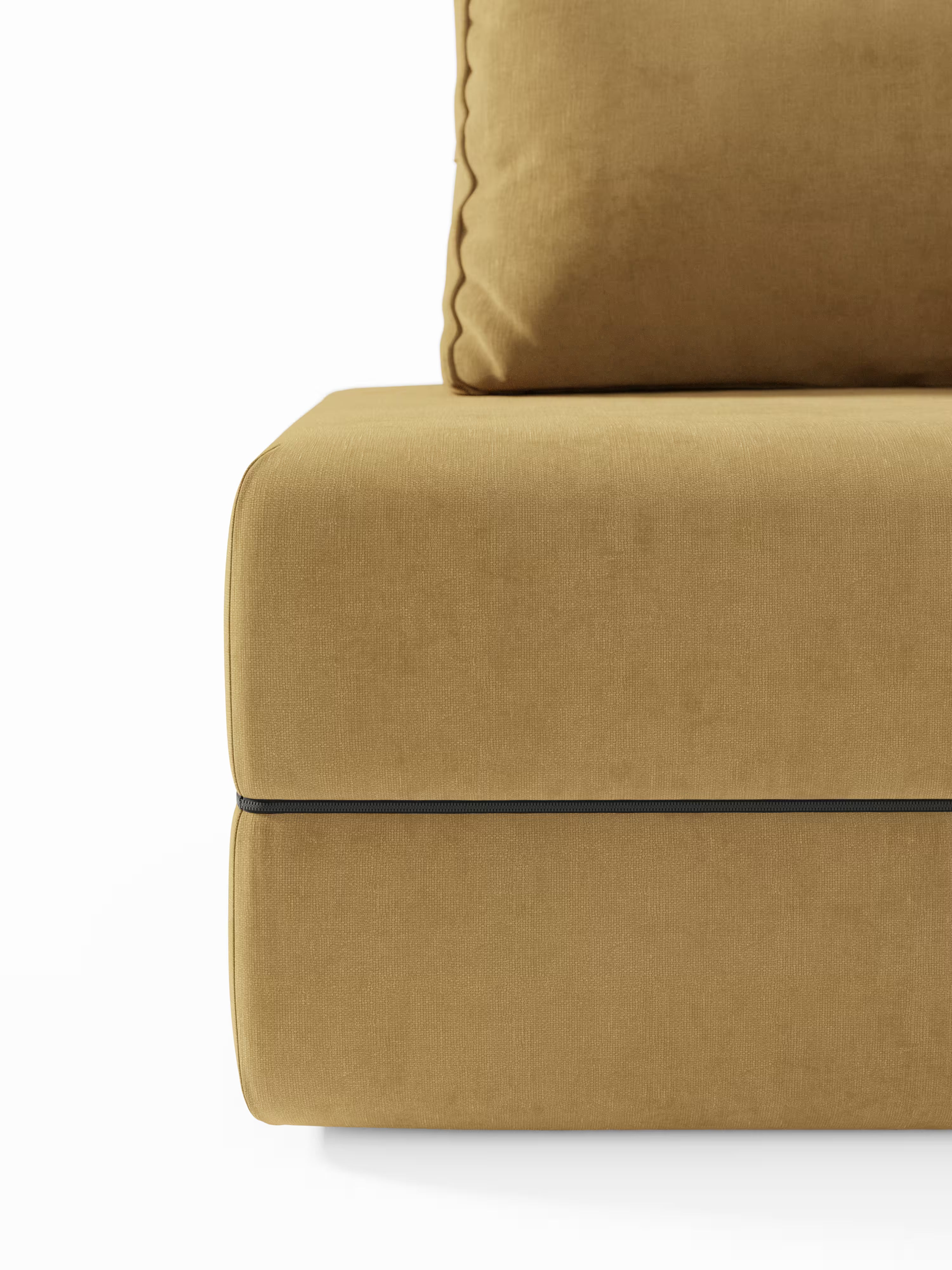 Primo piano della poltrona letto Rift di Divani.Store, realizzata in vivace tessuto giallo senape T31 resistente alle macchie, che mette in risalto il bordo sinistro della seduta, le linee nette e lo schienale morbido e reclinabile. Questa poltrona letto senza braccioli presenta un rivestimento liscio con cuciture minime che le conferiscono un aspetto elegante e contemporaneo su uno sfondo bianco a tinta unita, con un materasso in memory foam integrato alto 22 cm per un comfort ancora maggiore.