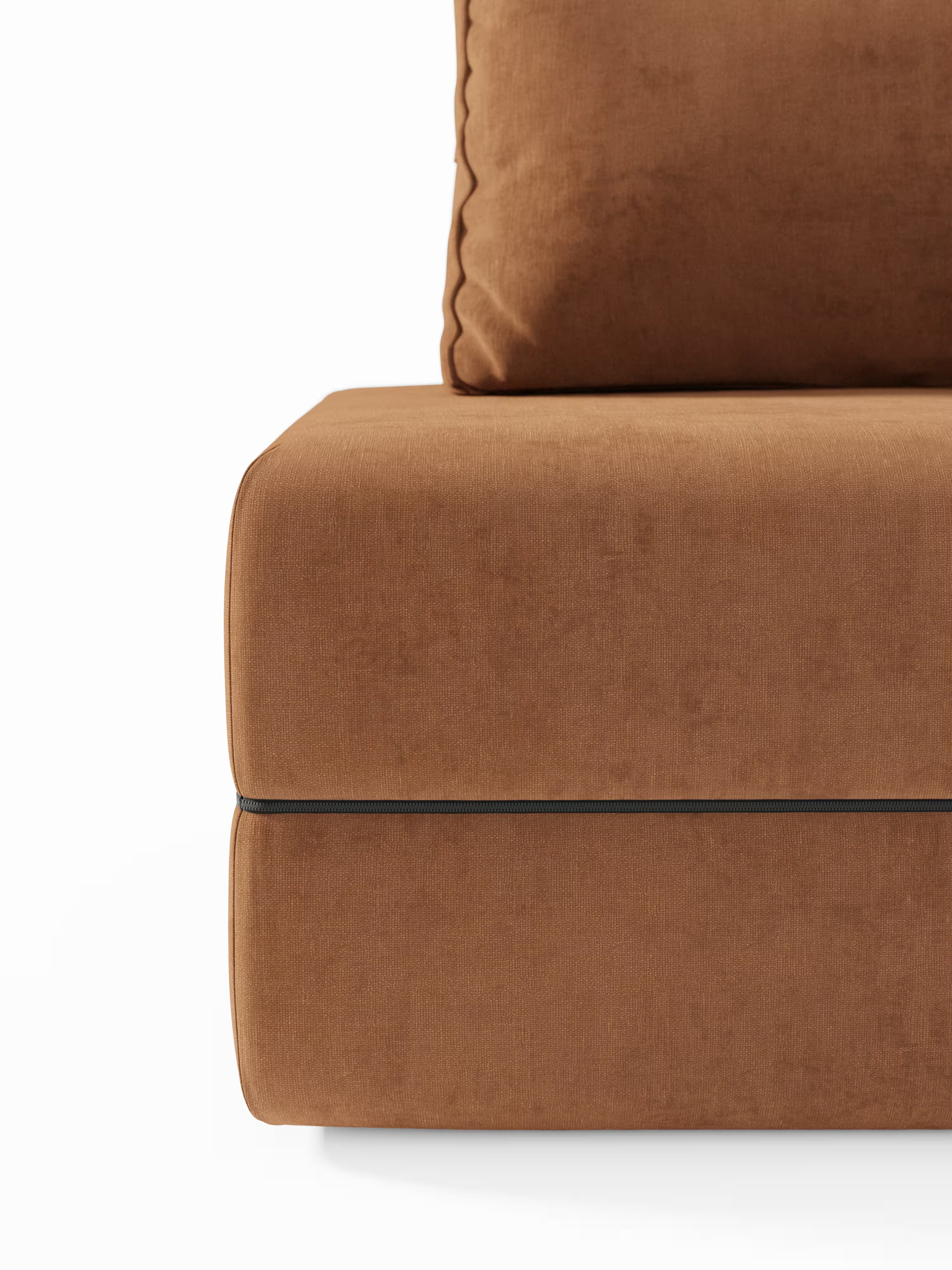 Primo piano dell'angolo in basso a sinistra della poltrona letto Rift di Divani.Store, rivestita in tessuto T31 resistente alle macchie, che mostra la seduta, un cuscino coordinato sullo sfondo, la morbida trama e le linee pulite e moderne. L'immagine mette in risalto le cuciture e i dettagli del tessuto di questa poltrona senza braccioli con schienale reclinabile e materasso in memory foam alto 22 cm.