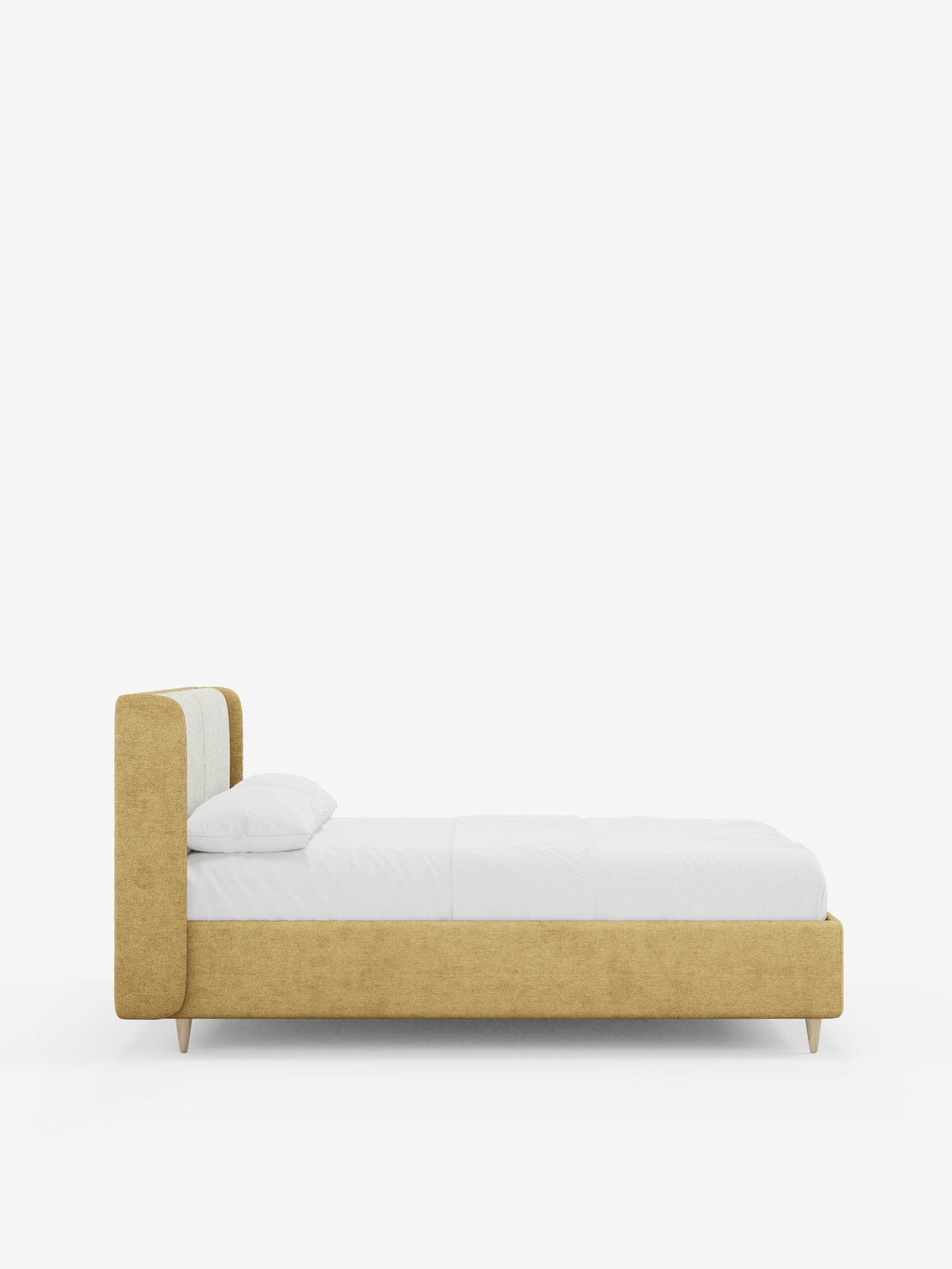 Una vista laterale minimalista del letto imbottito bicolore VALKIRIA con contenitore di Letti.store mette in risalto un letto moderno caratterizzato da una struttura imbottita giallo senape, un materasso bianco, biancheria da letto bianca e un unico cuscino su uno sfondo bianco a tinta unita. Il design prevede una testiera curva avvolgente e imbottita, completata da corte gambe in legno.