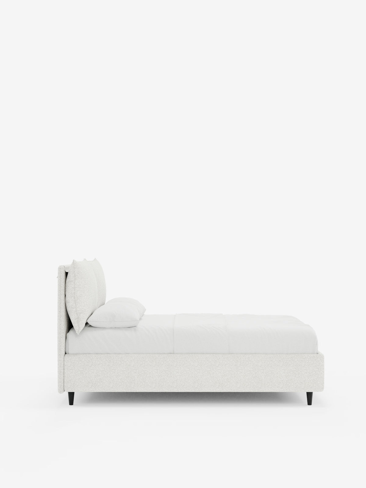 Vista laterale del letto imbottito ZAYRON con contenitore e morbidi cuscini regolabili di Letti.store, caratterizzato da un design moderno e minimalista con struttura e testiera in tessuto chiaro certificato Oeko-Tex®, biancheria da letto bianca e due cuscini. Il letto poggia su gambe corte e scure ed è posto su uno sfondo bianco a tinta unita.