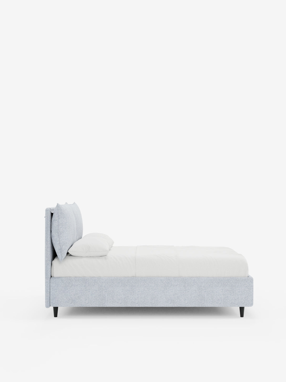 Vista laterale del letto imbottito ZAYRON con contenitore e morbidi cuscini regolabili di Letti.store, caratterizzato da una struttura in tessuto moderno grigio chiaro certificato Oeko-Tex®, una testiera imbottita regolabile, biancheria da letto bianca con due cuscini sovrapposti e gambe angolate nere, il tutto su uno sfondo bianco a tinta unita.