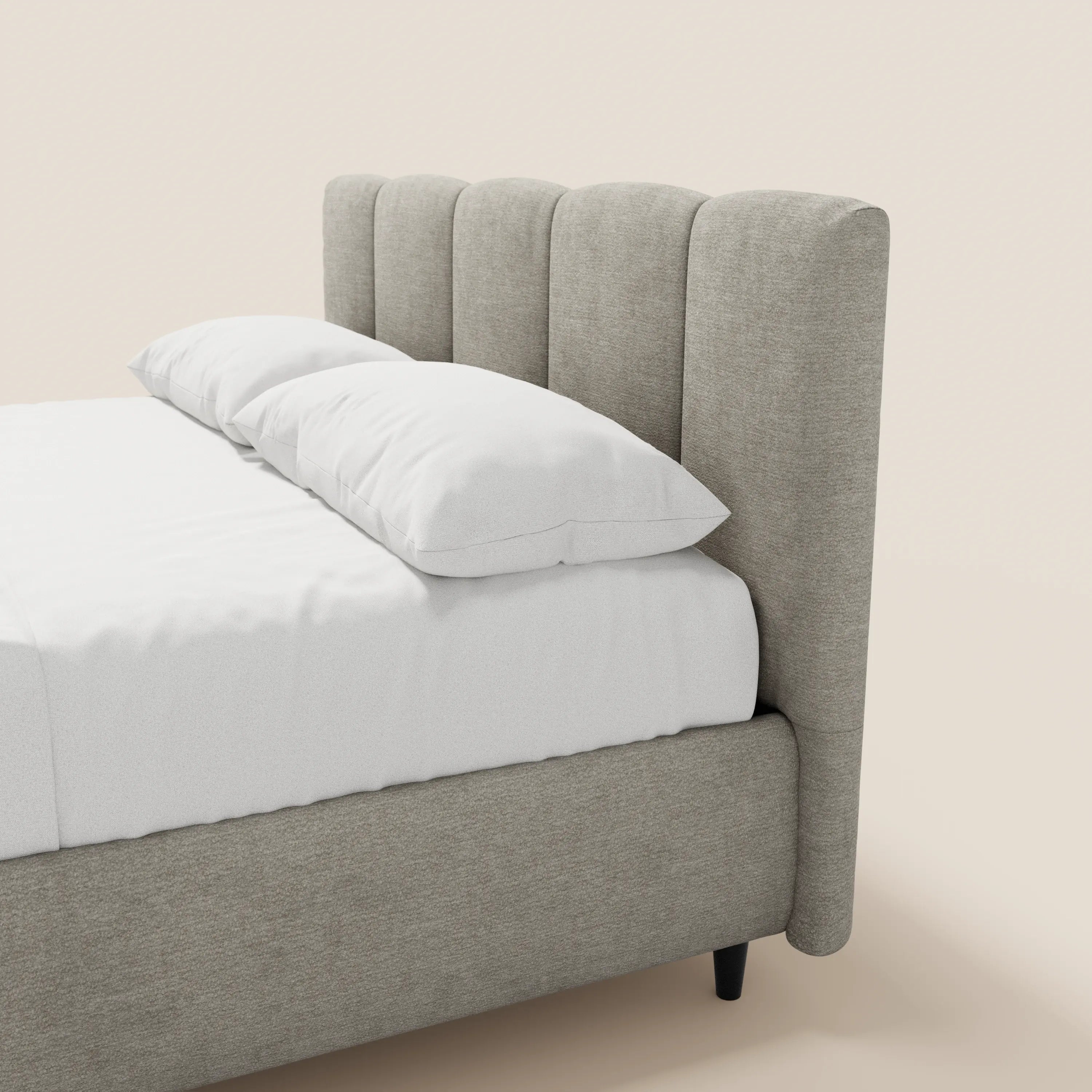 Il letto imbottito ARKAM di Letti.store è realizzato in tessuto Oeko-Tex®, di colore beige chiaro, con testiera alta a lavorazione verticale. Il vano contenitore e il design shabby chic completano il look, con biancheria bianca su sfondo crema chiaro.