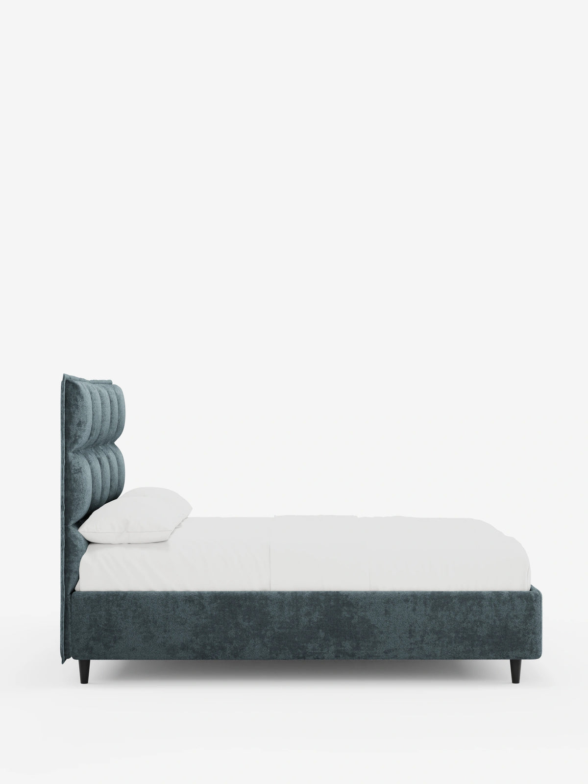 Vista laterale di un letto imbottito AURO con contenitore e testiera alta capitonné in ciniglia Oeko-Tex® in velluto verde acqua scuro, caratterizzato da una testiera alta capitonné, gambe corte in legno scuro e biancheria da letto candida su uno sfondo bianco a tinta unita.
