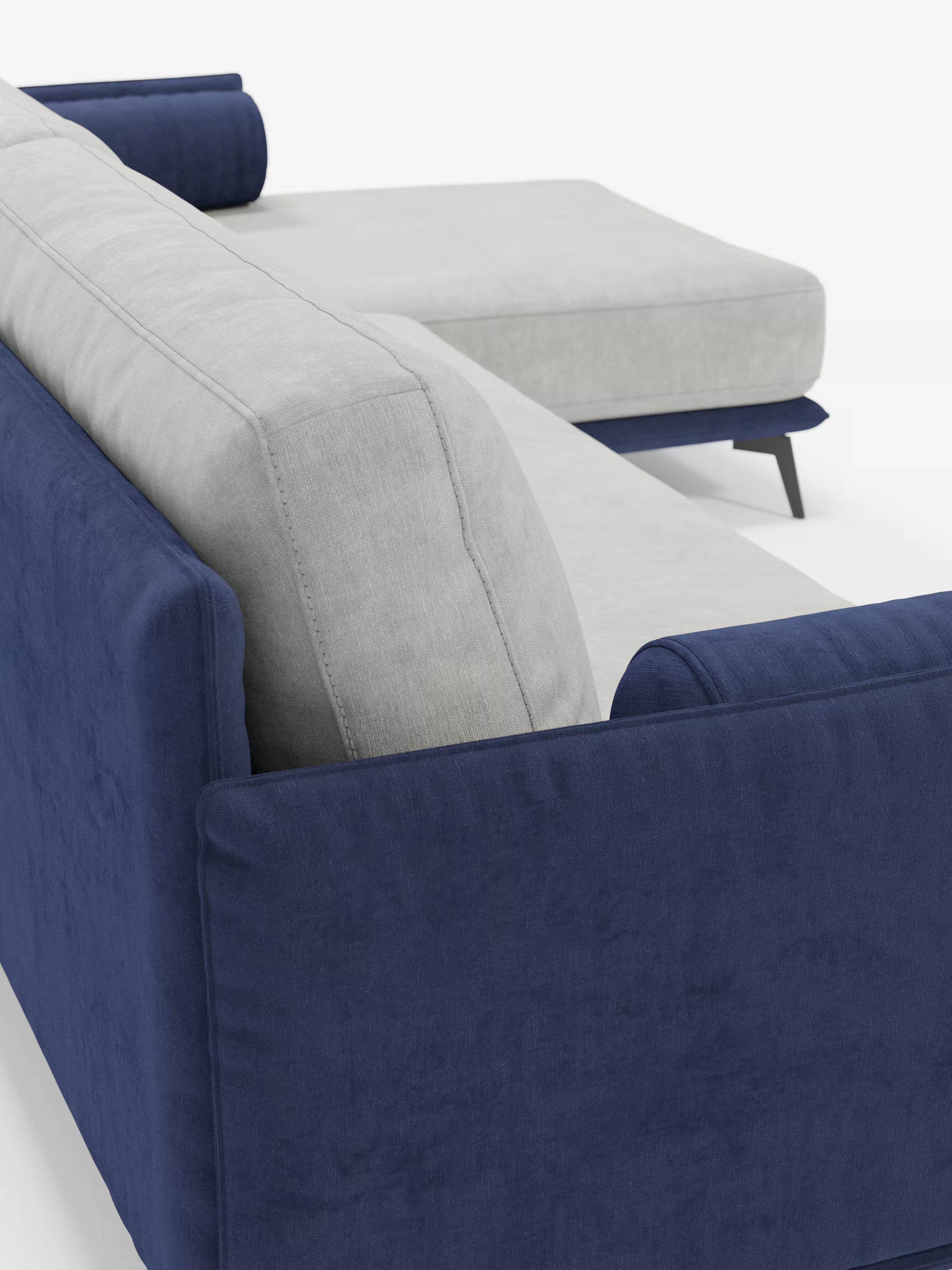 Il divano angolare bicolore Basalto con penisola e base in metallo di Divani.Store è un divano d’angolo moderno, rivestito in tessuto T31 blu intenso e facile da pulire sulla base, sui braccioli e sullo schienale. La seduta grigio chiaro e i cuscini dello schienale imbottiti in piuma creano un elegante contrasto. Questo divano di grande stile è dotato di una chaise longue sul lato destro (penisola) e poggia su sottili gambe angolari in metallo nero. Lo sfondo è bianco a tinta unita.