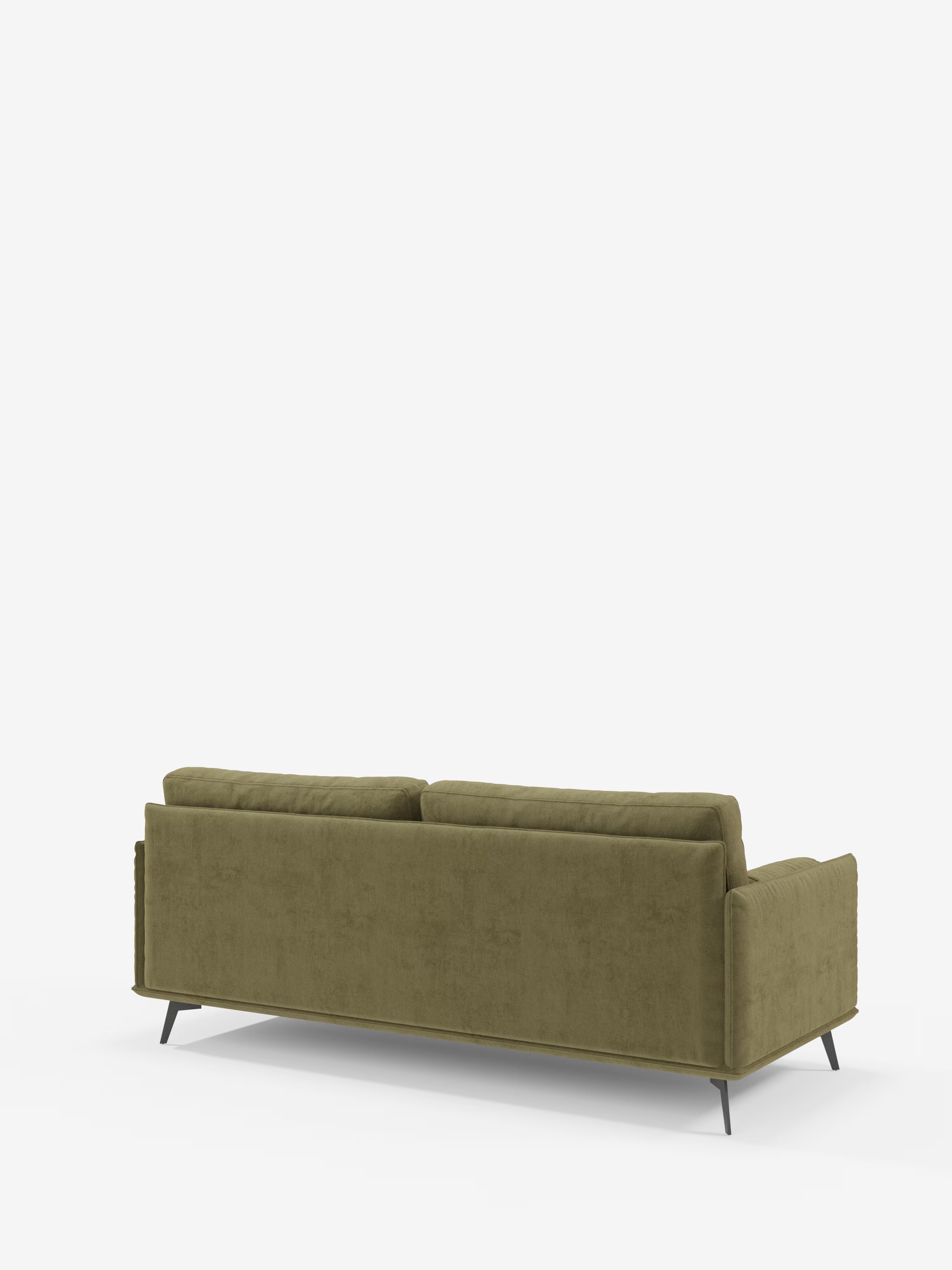 Viene mostrato di retro il moderno divano Basalto, modello lineare a 2 o 3 posti in verde oliva, con seduta unica e base in metallo, rivestito in tessuto smacchiabile T31 di Divani.Store. È caratterizzato da due ampi cuscini dello schienale, braccioli dritti e gambe angolari in metallo nero. Con il suo rivestimento sfoderabile e il design minimalista, questo divano minimalista si integra perfettamente in uno spazio contemporaneo su uno sfondo bianco candido.