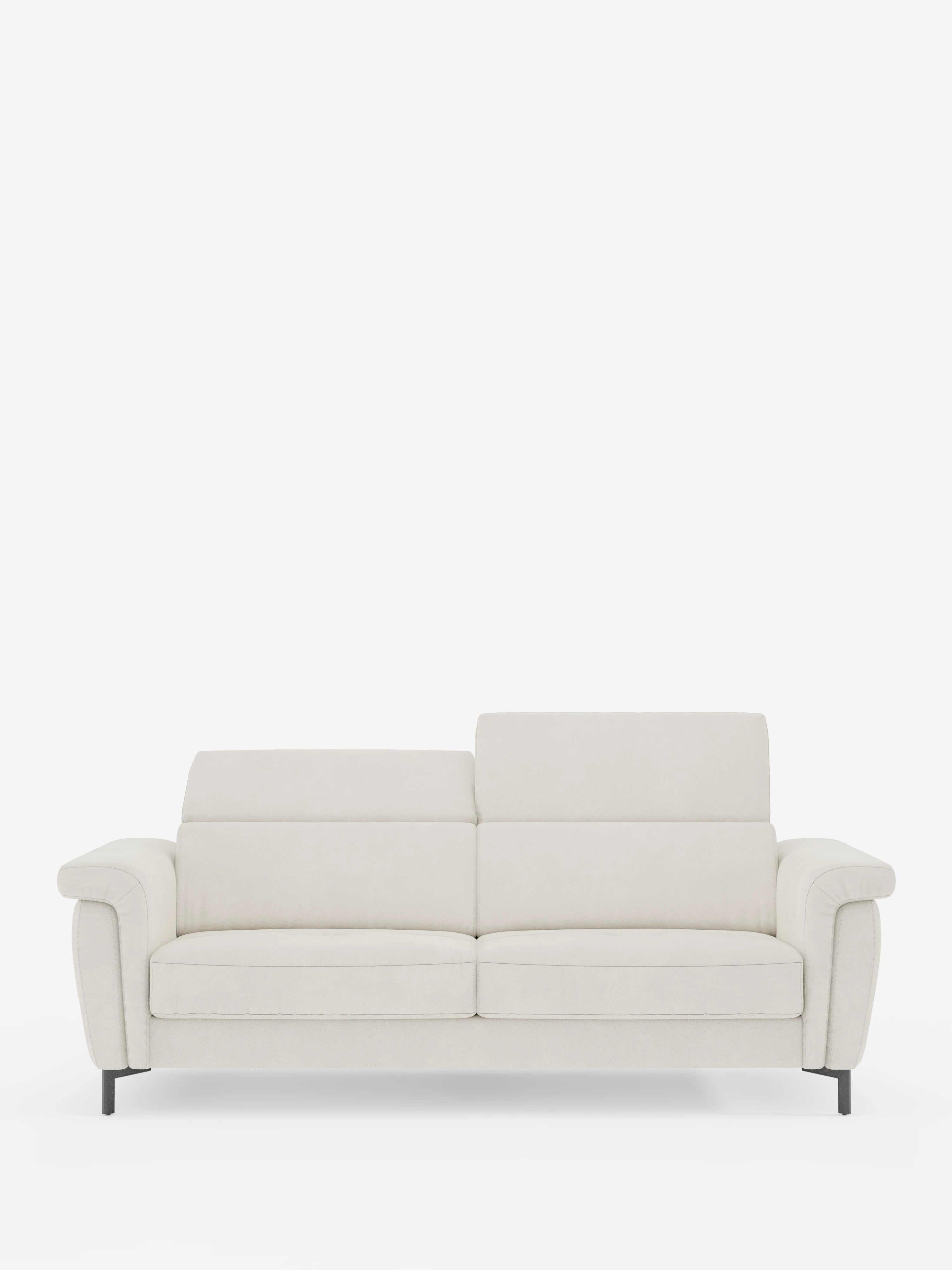 Un divano letto di design contemporaneo della linea Capri di Divani.Store, rivestito in raffinato tessuto T30 effetto velluto, resistente alle macchie, in beige chiaro. Questo divano presenta ampi braccioli imbottiti, schienali dal profilo basso con poggiatesta regolabili e sottili gambe alte di colore nero. Con le sue linee pulite e l’estetica minimalista che incarna la raffinata manifattura italiana, il divano risalta magnificamente su uno sfondo bianco a tinta unita.