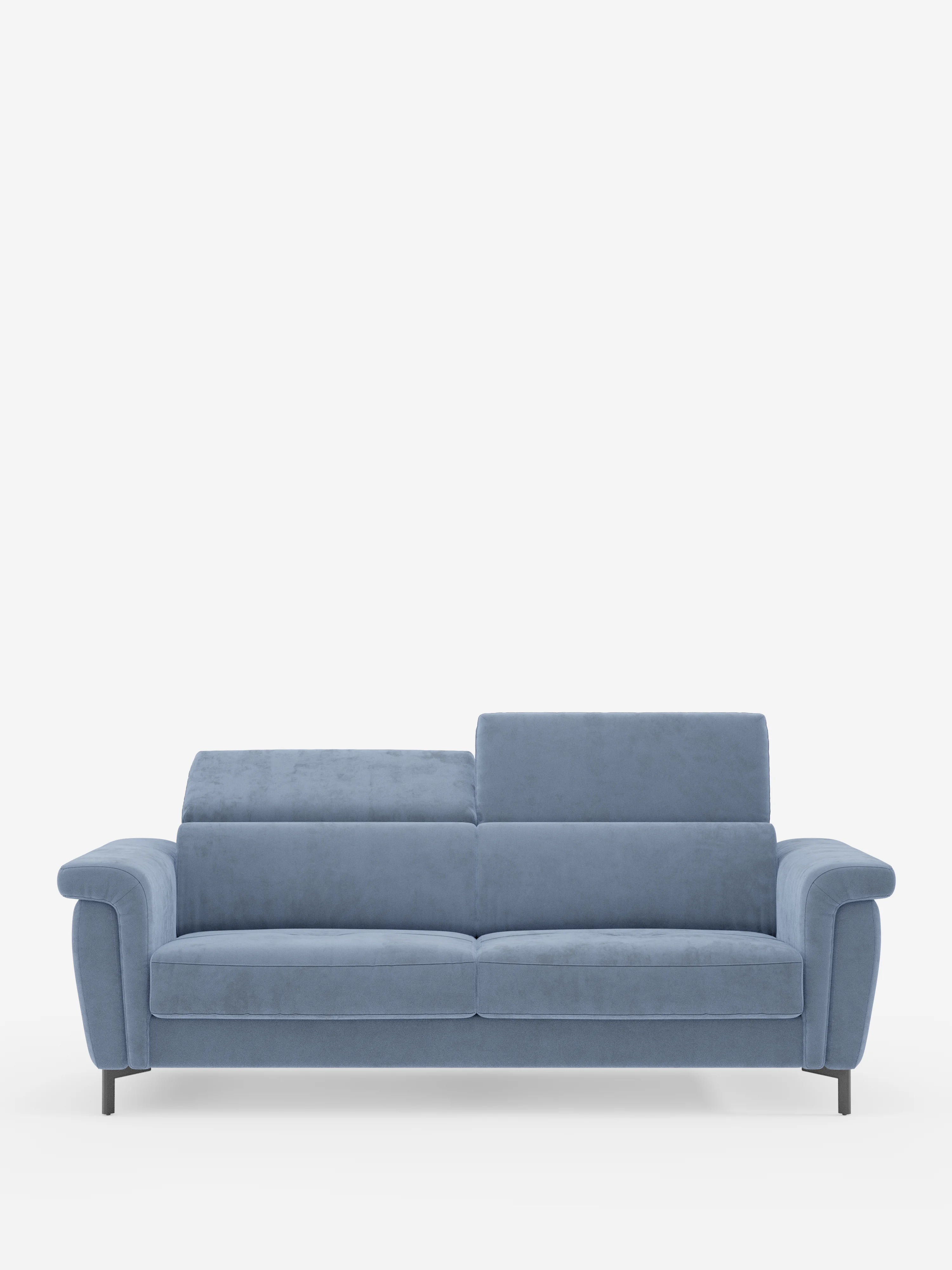 Un divano letto di design contemporaneo della linea Capri di Divani.Store, realizzato in un raffinato tessuto effetto velluto (T30) di colore azzurro chiaro e resistente alle macchie, dotato di due cuscini di seduta, ampi braccioli, gambe alte nere e un poggiatesta reclinabile sul lato sinistro. Sullo sfondo bianco a tinta unita, le linee pulite e la morbida trama del divano risaltano con eleganza.