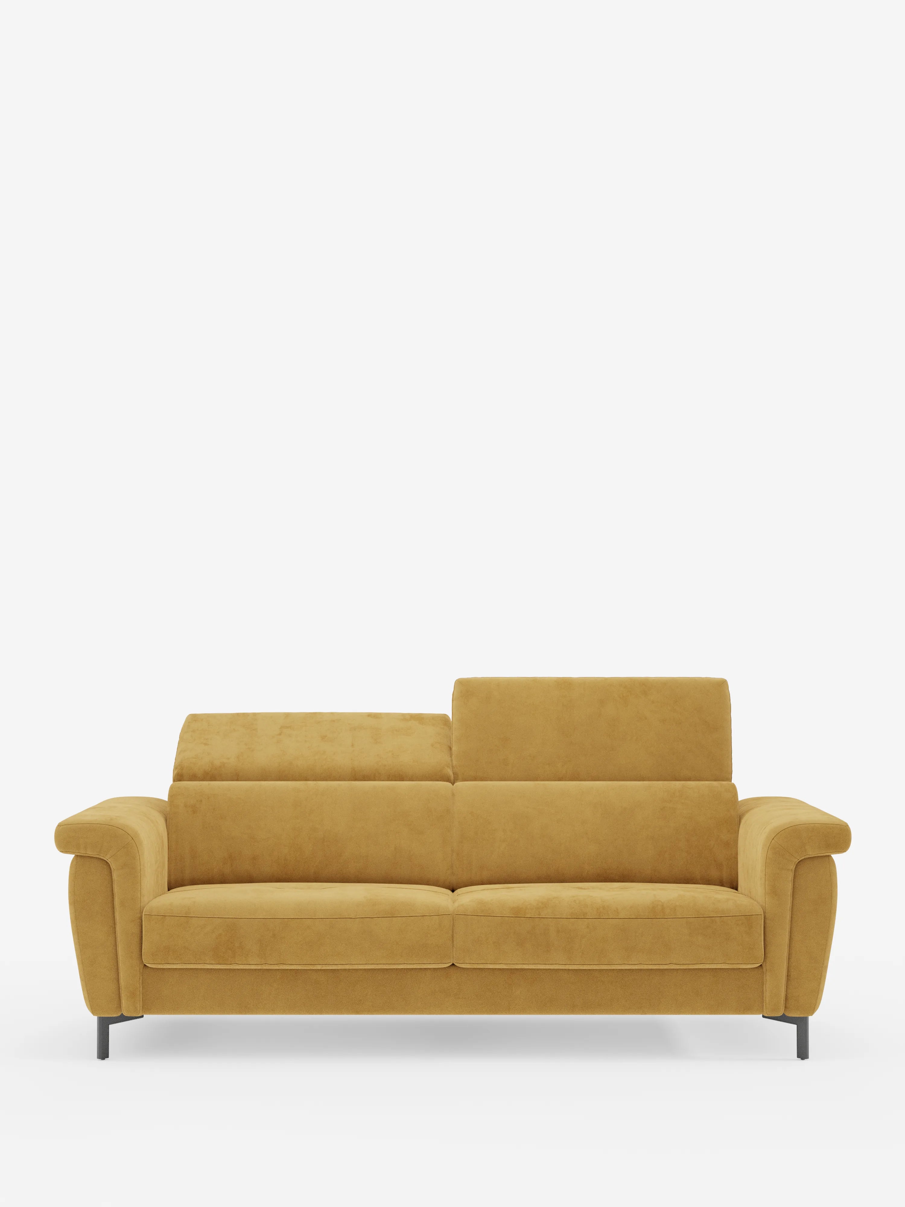 Il divano letto di design Capri di Divani.Store presenta un moderno design a tre posti in giallo senape con morbidi cuscini ed è rivestito in raffinato tessuto effetto velluto smacchiabile T30. È caratterizzato da ampi braccioli, sottili piedini alti neri e un unico poggiatesta reclinabile sul lato sinistro. Su uno sfondo bianco a tinta unita, questo divano letto incarna la raffinata manifattura italiana.