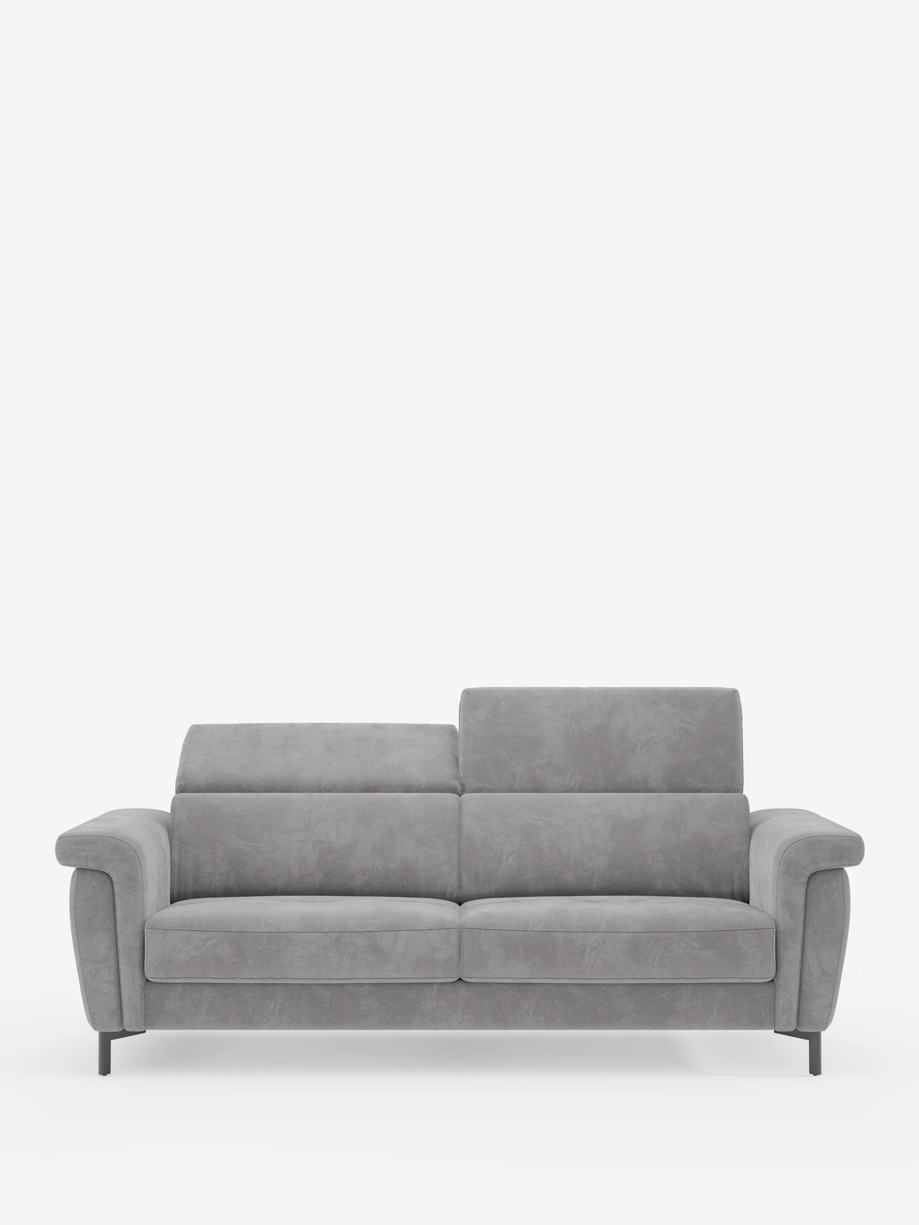 Il divano letto di design Capri di Divani.Store è presentato su uno sfondo bianco a tinta unita, rivestito in un raffinato tessuto effetto velluto smacchiabile T30, facile da pulire. Questo moderno divano grigio chiaro presenta ampi braccioli, gambe alte nere e uno schienale asimmetrico diviso in due sezioni — una leggermente più alta dell’altra — con poggiatesta reclinabili che ne esaltano l’elegante artigianato italiano.