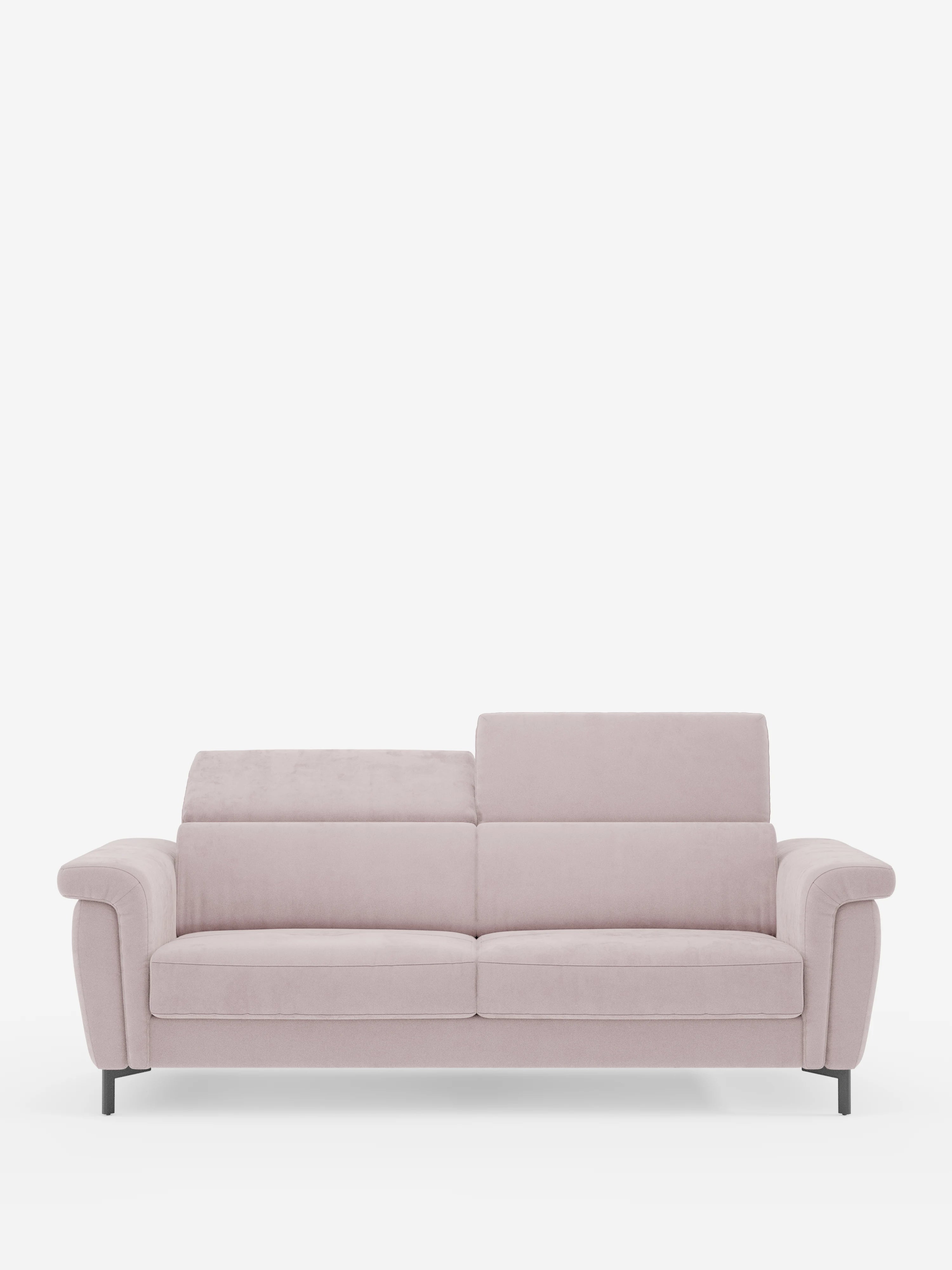 Un divano letto Capri a due posti in rosa chiaro, dal design contemporaneo, firmato Divani.Store, caratterizzato da gambe alte e slanciate di colore nero, morbidi cuscini e poggiatesta reclinabili rivestiti in raffinato tessuto T30 effetto velluto, facile da pulire, è posizionato al centro su uno sfondo bianco a tinta unita. Il poggiatesta sinistro è regolato in modo da risultare leggermente più basso rispetto a quello destro, creando un effetto asimmetrico.