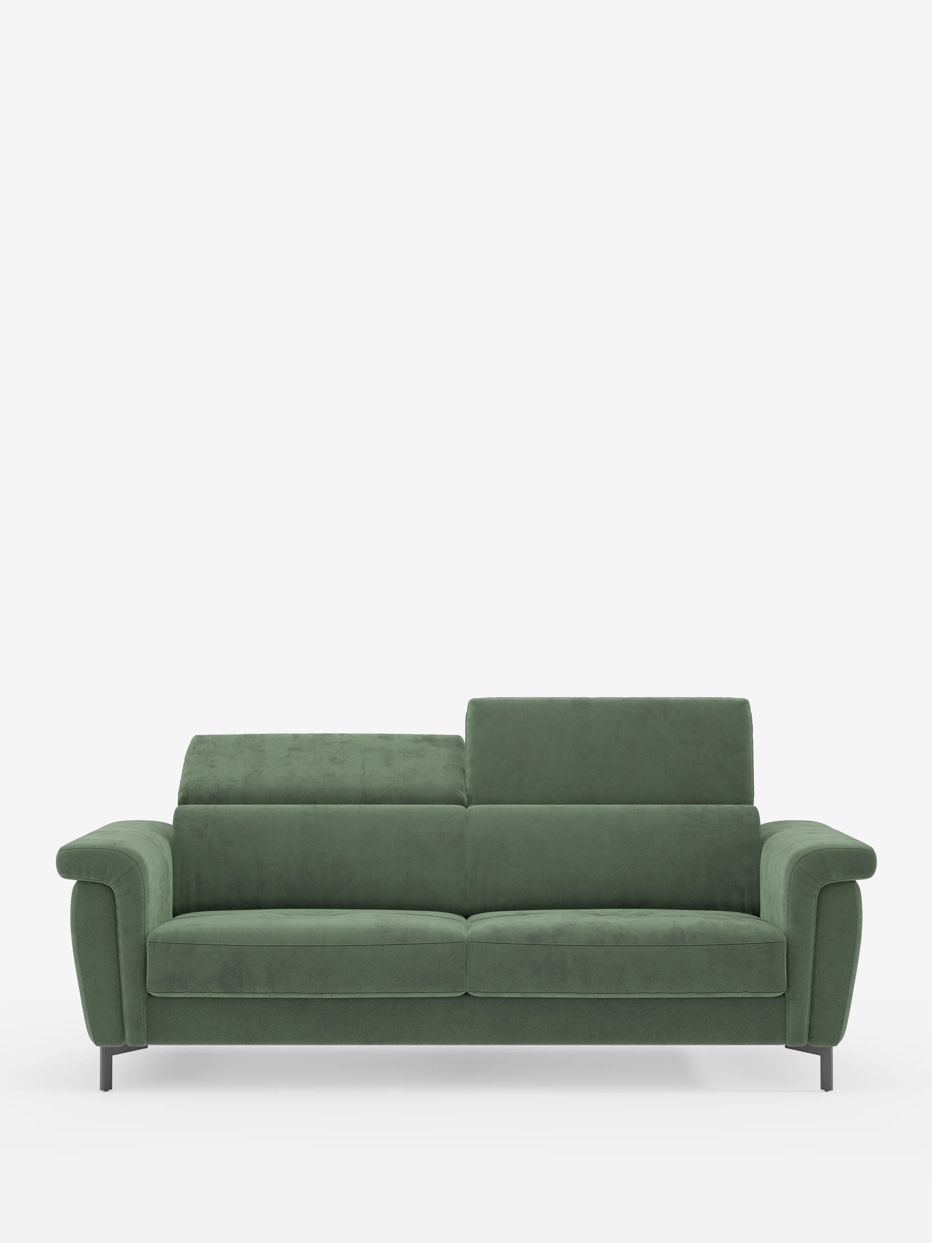 Un divano letto Capri in stile contemporaneo di Divani.Store, realizzato in manifattura italiana con gambe alte nere e rivestito in raffinato tessuto T30 effetto velluto, resistente alle macchie. Questo elegante divano presenta due cuscini di seduta, ampi braccioli e poggiatesta regolabili — quello sinistro abbassato e quello destro sollevato — che risaltano su uno sfondo bianco a tinta unita.
