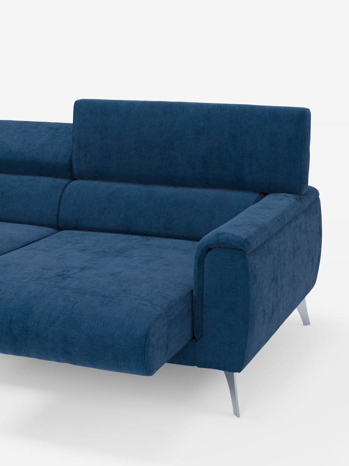 Il divano Caravaggio a 2 e 3 posti di Divani.Store, realizzato in tessuto blu contemporaneo e progettato come divano componibile lineare, è presentato con una seduta ampia, schienale e poggiatesta regolabili (sedute allungabili e poggiatesta reclinabili) e eleganti gambe in metallo. Sono visibili solo il lato destro e l'angolo su uno sfondo bianco a tinta unita. L'elegante rivestimento T31, resistente alle macchie, presenta un aspetto morbido e strutturato che ne sottolinea lo stile moderno e raffinato.