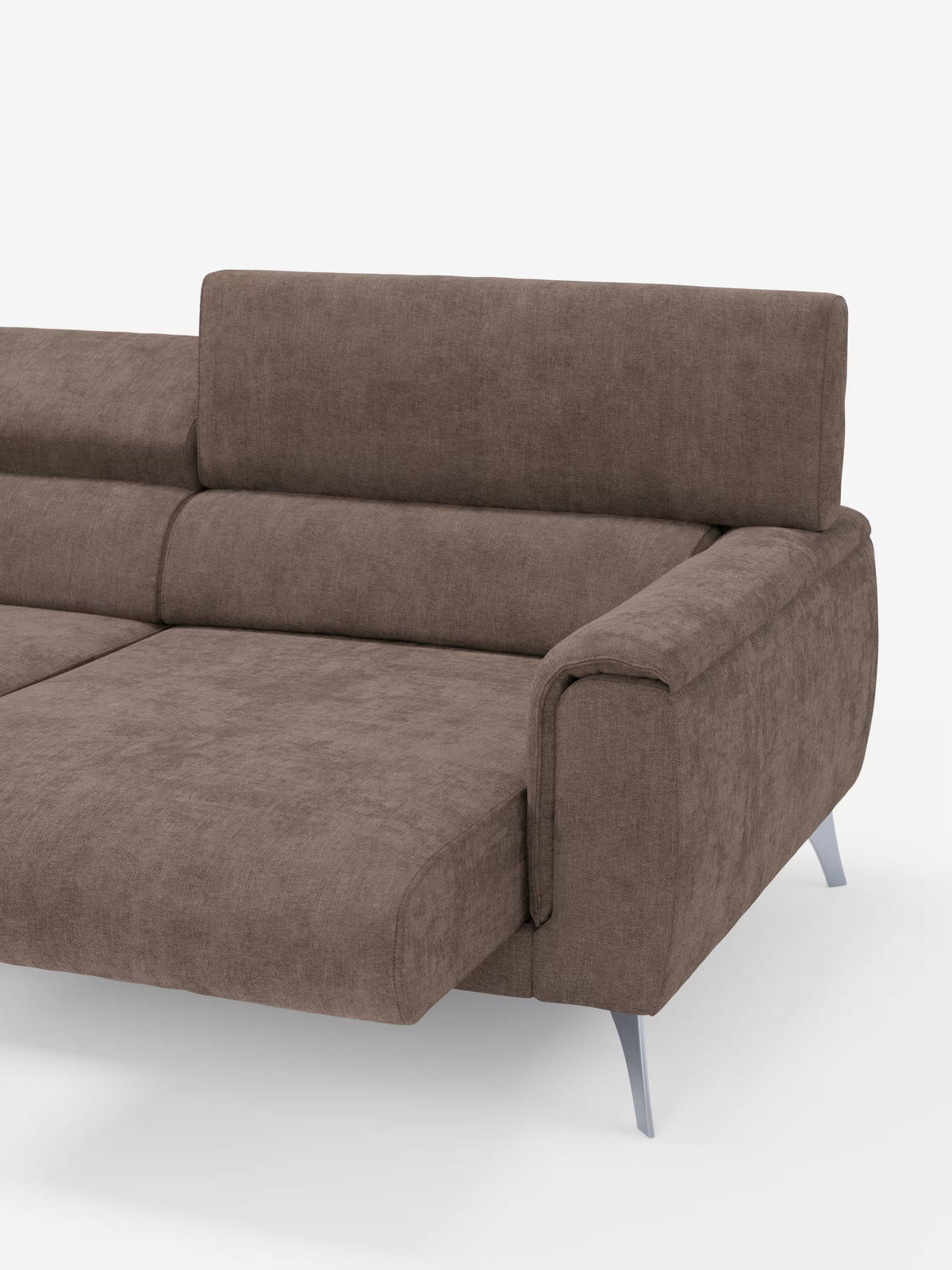 Vi presentiamo il divano Caravaggio a 2 e 3 posti di Divani.Store, un divano componibile contemporaneo in tessuto marrone caratterizzato da sedute allungate e poggiatesta reclinabili, rivestito con l’elegante tessuto T31 resistente alle macchie. Caratterizzato da linee pulite, uno stile minimalista e raffinate gambe in metallo, questo divano moderno è perfetto per un soggiorno contemporaneo. Nella foto è disposto ad angolo per mettere in risalto il lato destro su uno sfondo bianco a tinta unita.
