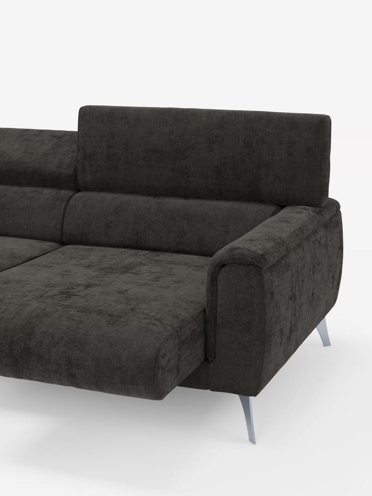 Un divano Caravaggio contemporaneo, nei toni del grigio scuro, a 2 e 3 posti di Divani.Store, caratterizzato da ampi cuscini, braccioli spessi e uno schienale basso. L’elegante tessuto T31, facile da pulire, ne esalta il fascino accogliente. Le gambe in metallo inclinate verso l’esterno completano il look. Su uno sfondo bianco a tinta unita si intravede solo una parte di questo divano moderno dotato di sedute estensibili e poggiatesta reclinabili.