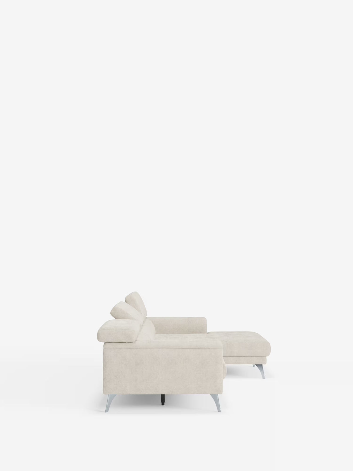 Il divano angolare Caravaggio con penisola e sedute scorrevoli in tessuto smacchiabile T31 di Divani.Store è raffigurato di profilo su uno sfondo bianco a tinta unita. Questo divano componibile color beige chiaro presenta un design elegante e moderno con gambe in metallo, linee pulite, morbidi cuscini e una chaise longue allungata sulla destra. Le sedute scorrevoli ne esaltano sia il comfort che la funzionalità, rendendolo ideale per uno stile d’arredo minimalista e contemporaneo.