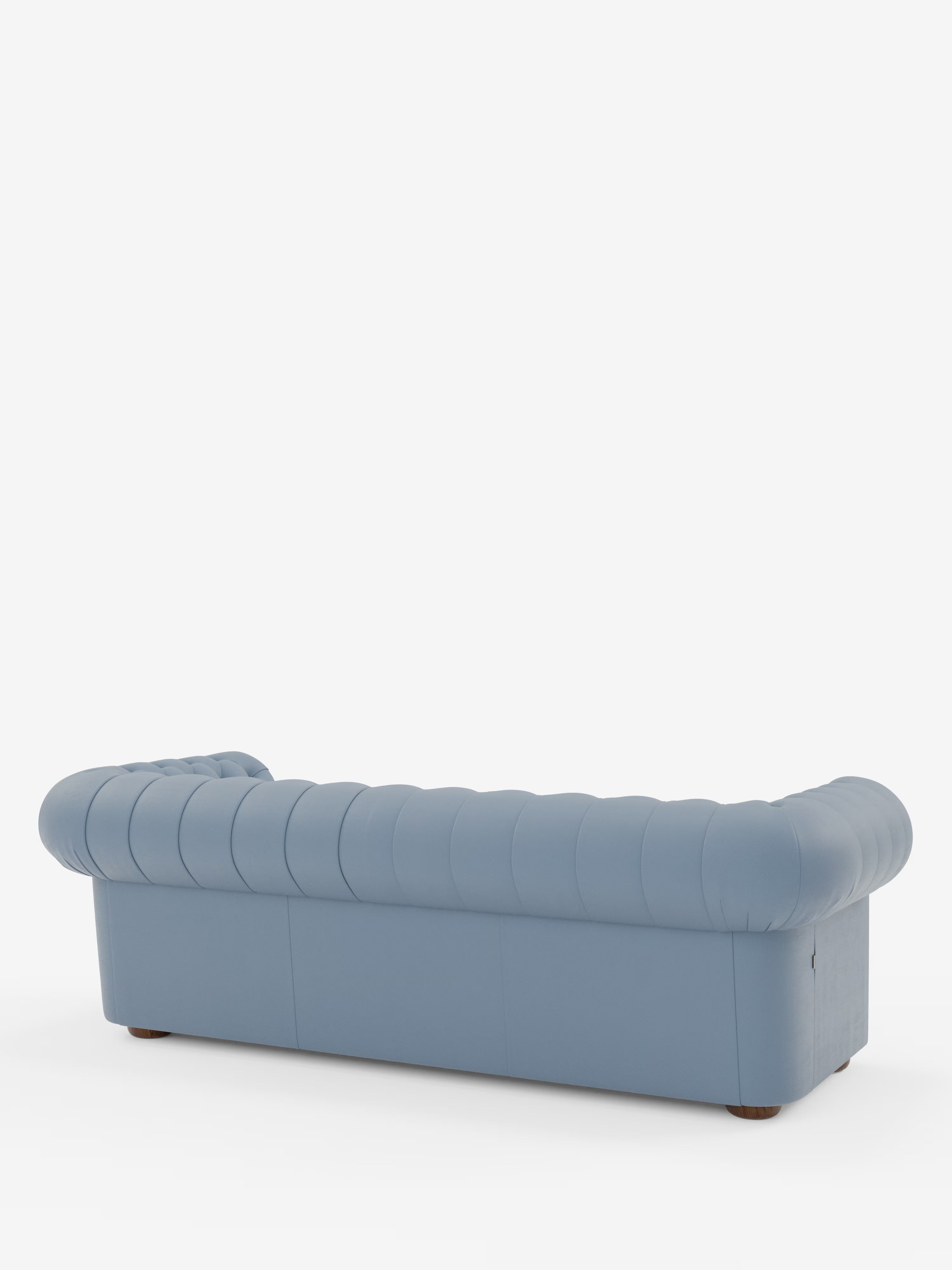 Una poltrona Chester 4 Posti 3 sedute in vera pelle, di colore azzurro, modello Chesterfield Capitonné Artigianale di Divani.Store, è raffigurata di spalle su uno sfondo bianco; presenta braccioli arrotondati e schienale con profonde cuciture verticali, oltre a piedini bassi in legno scuro — sapientemente realizzata a mano in vera pelle e orgogliosamente prodotta in Italia.