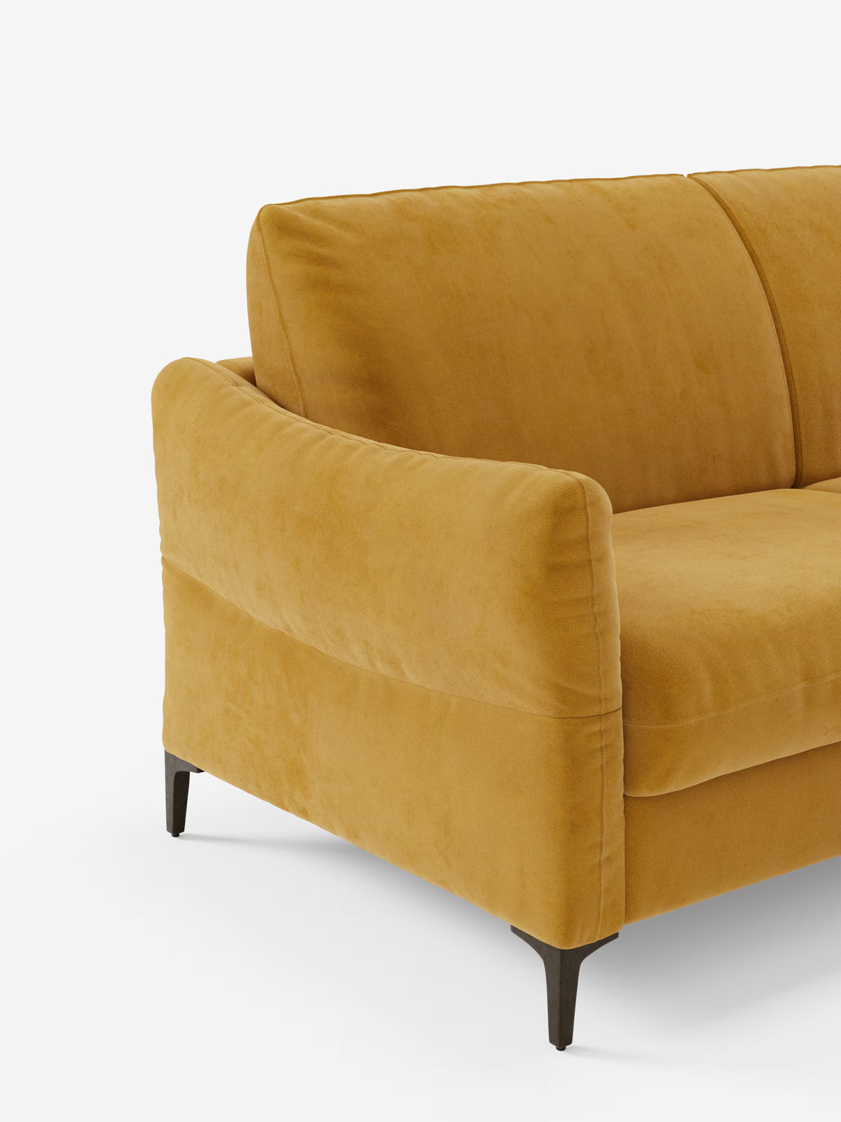Un divano letto Dalia color giallo senape di Divani.Store, rivestito in moderno velluto T30 antimacchia, è caratterizzato da morbidi cuscini e braccioli leggermente ricurvi. Il divano, raffigurato in una vista parziale laterale e frontale su sfondo bianco, poggia su eleganti gambe metalliche affusolate di colore nero.