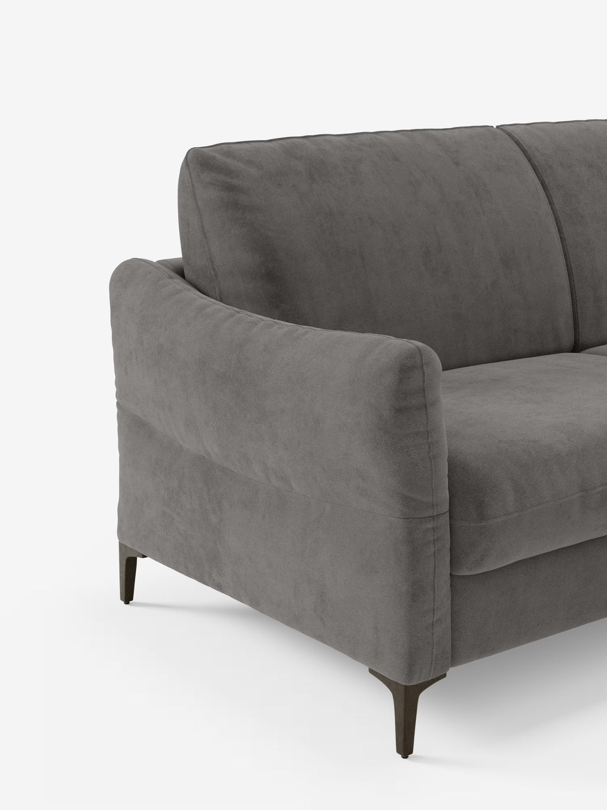 Un moderno divano letto Dalia grigio di Divani.Store, rivestito in tessuto di velluto T30 antimacchia, caratterizzato da morbidi cuscini, braccioli ricurvi e sottili gambe scure. L'immagine mostra il lato sinistro di questo divano letto in stile scandinavo (disponibile nelle versioni a 2, 3 o 4 posti con materasso H18), su uno sfondo bianco a tinta unita.